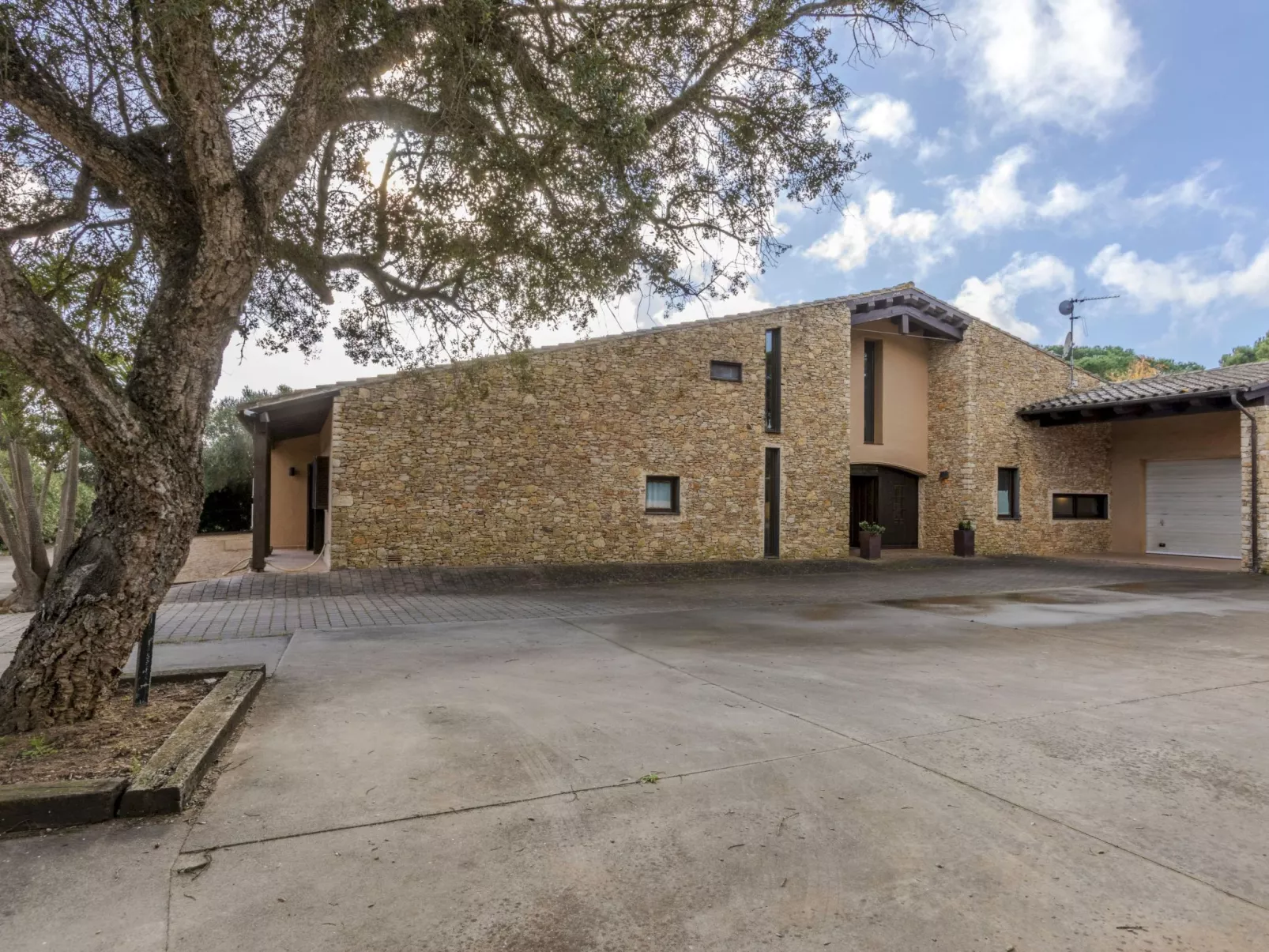 Mas Oliveres - Outside