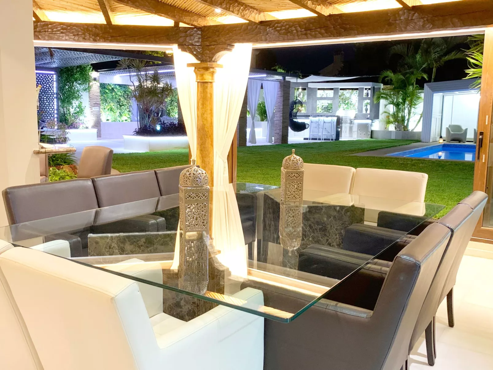 In der Nähe des Strandes, beheiztes Schwimmbad, Spielraum, Spielzimmer, etc - Drinnen