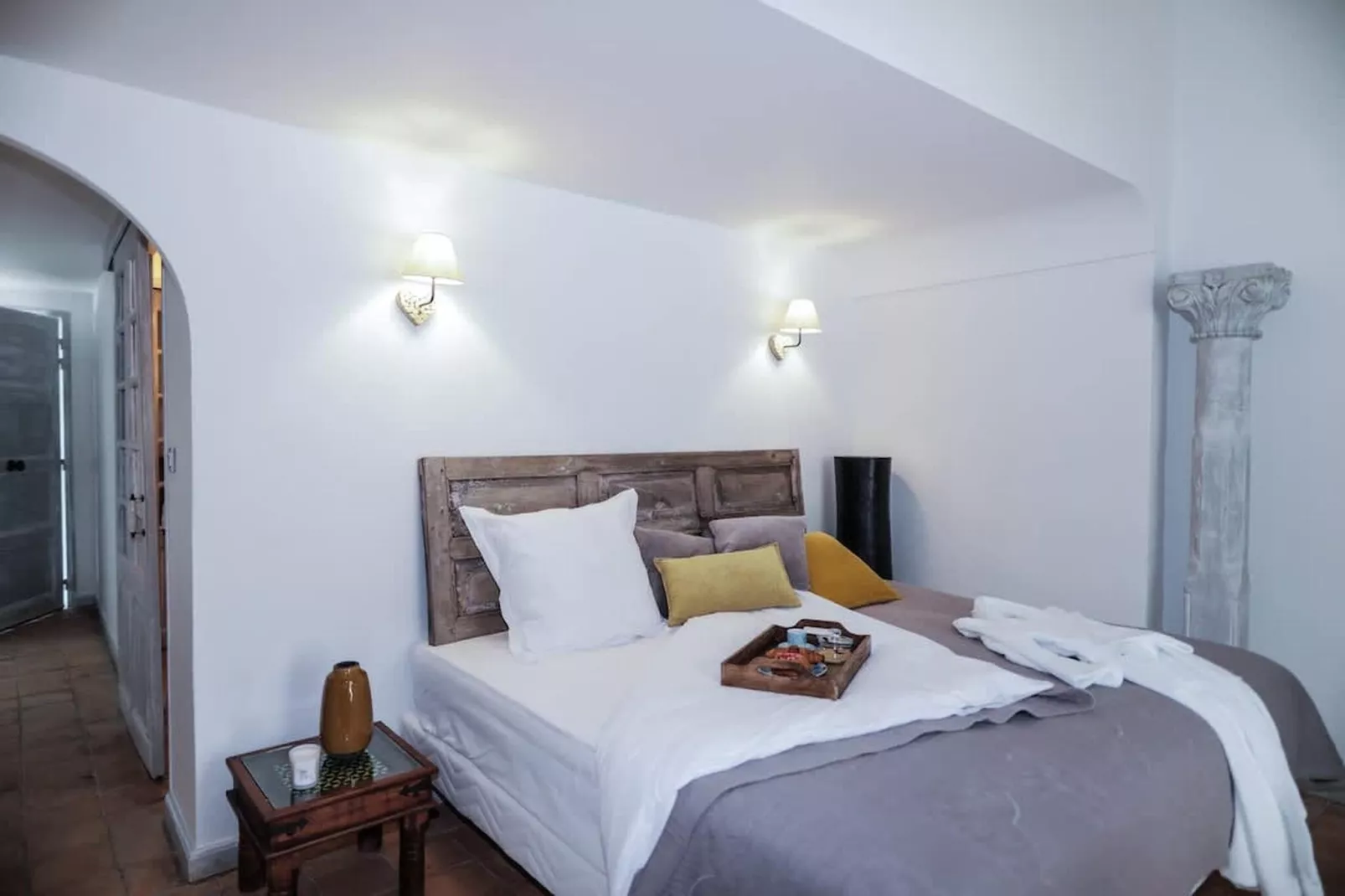 Charmant Mas Provençal avec piscine et jacuzzis-Bedroom