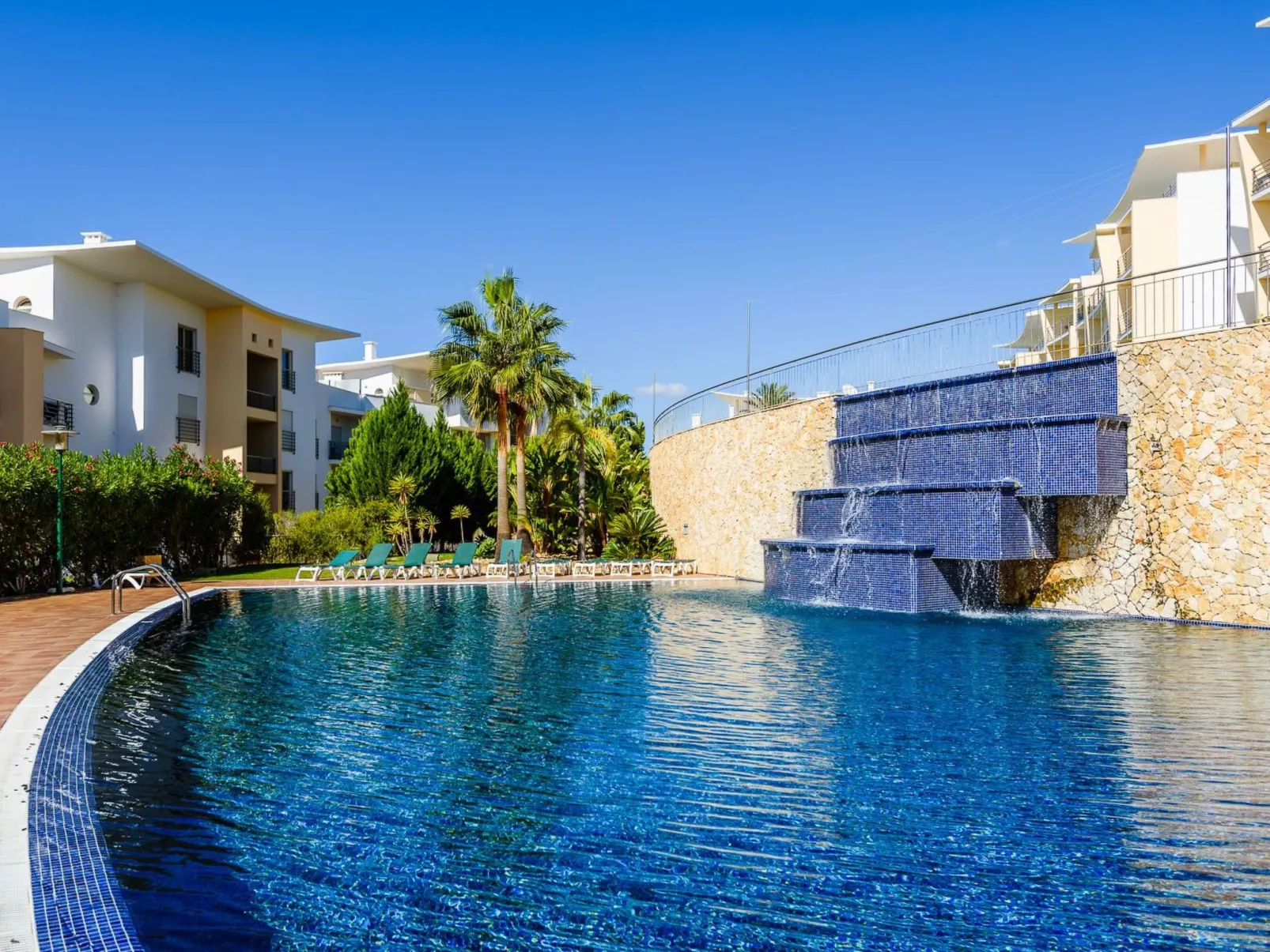 "Elena 1" mit Blick auf das Wasser - Image-tags.info