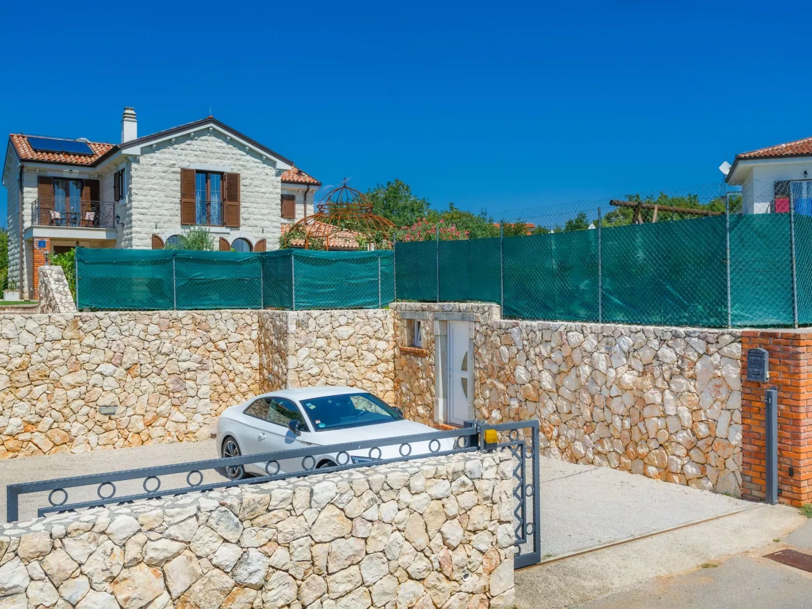 Villa Kamenica  im mediterranen Stil mit Innen- und Außenpool - Image-tags.info