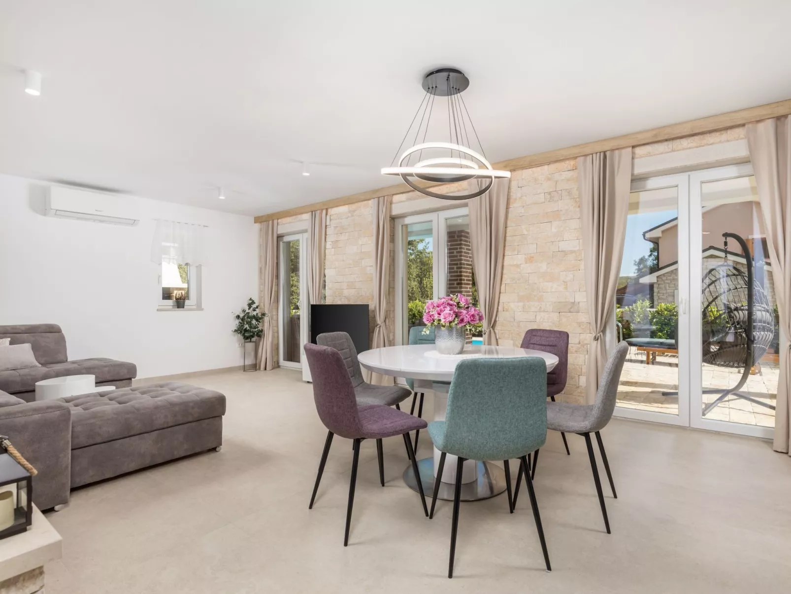 Romantische Villa mit Pool, umgeben von Natur - Image-tags.info