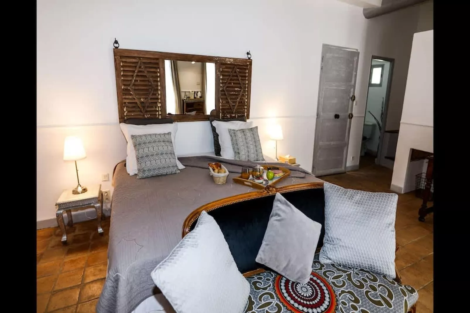 Charmant Mas Provençal avec piscine et jacuzzis-Bedroom