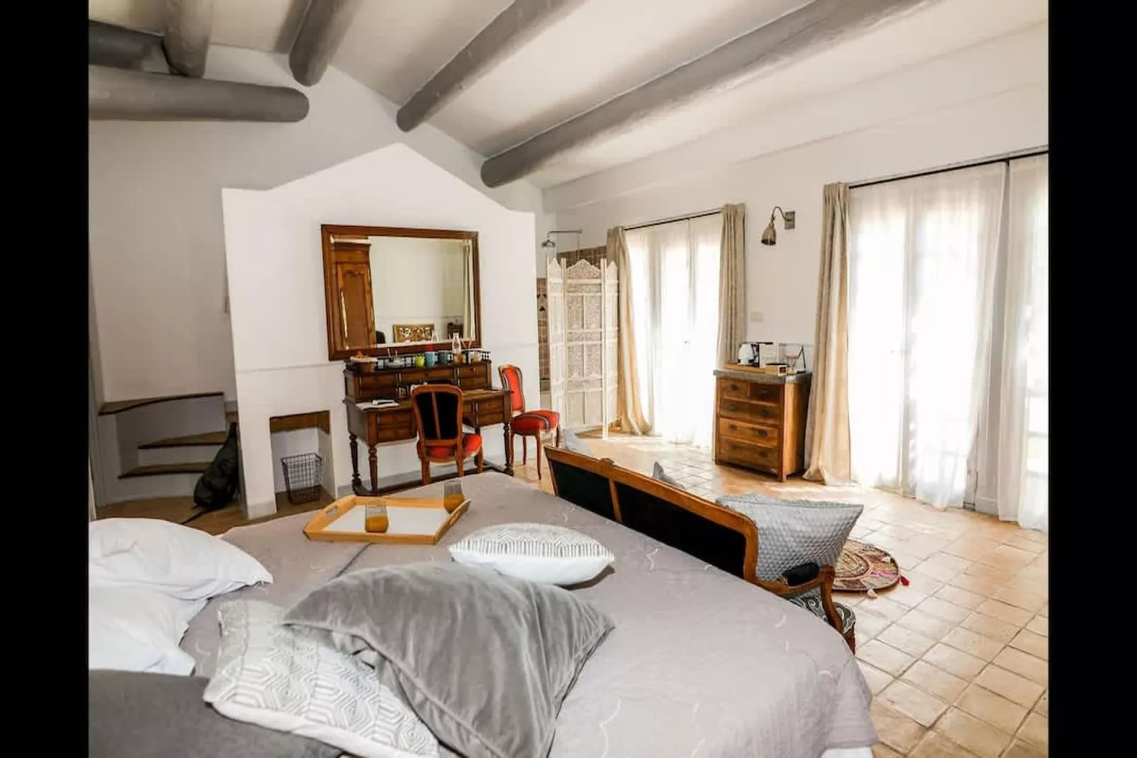 Charmant Mas Provençal avec piscine et jacuzzis-Bedroom
