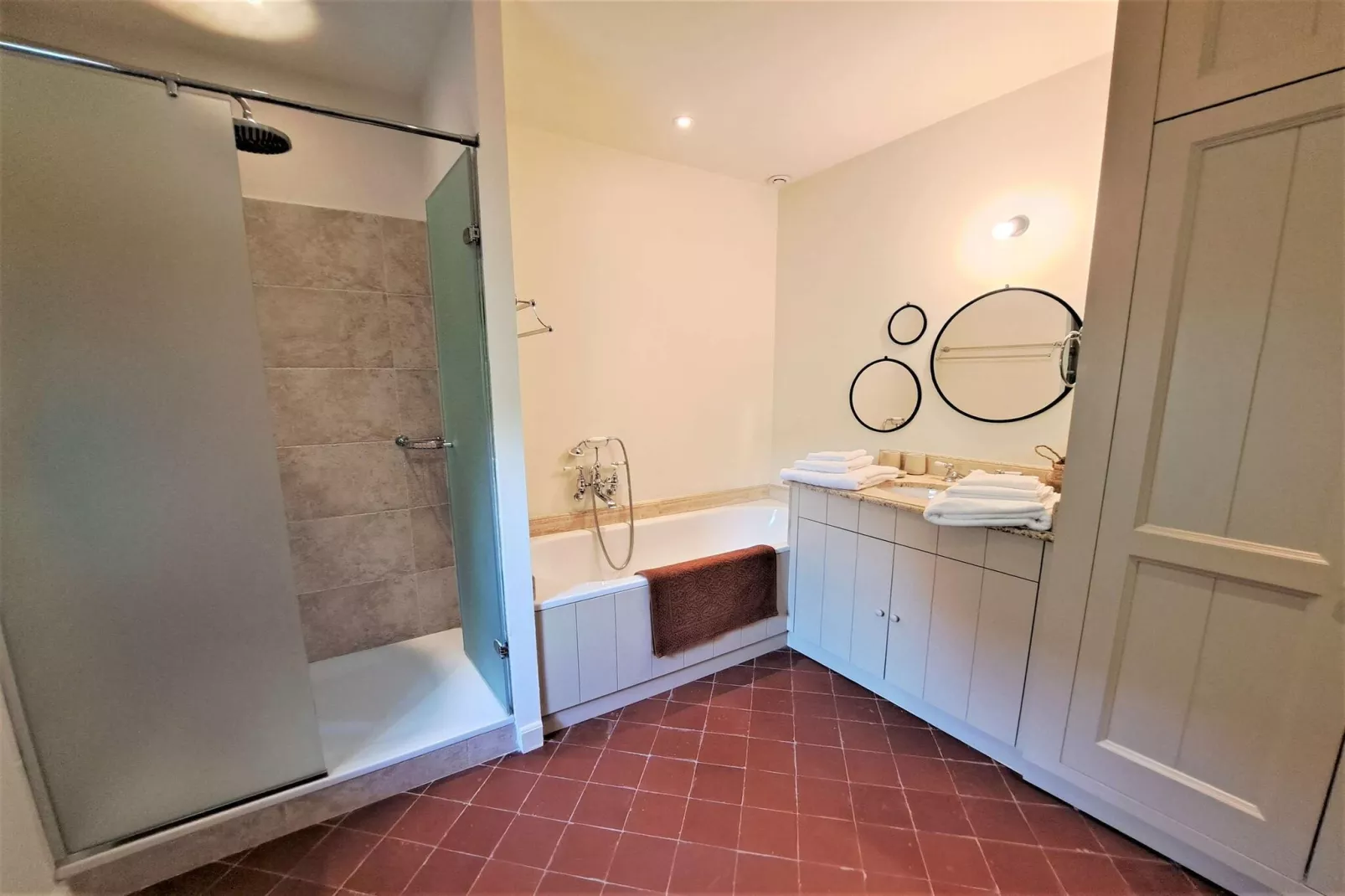 Mas Maillane demeure du XVIIIe entièrement rénové-Bathroom