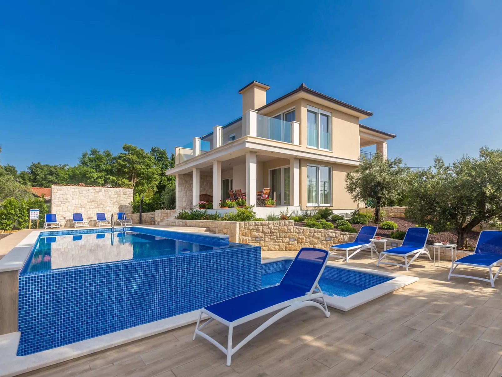 Schöne Villa in einer ruhigen Umgebung mit Pool - Image-tags.info