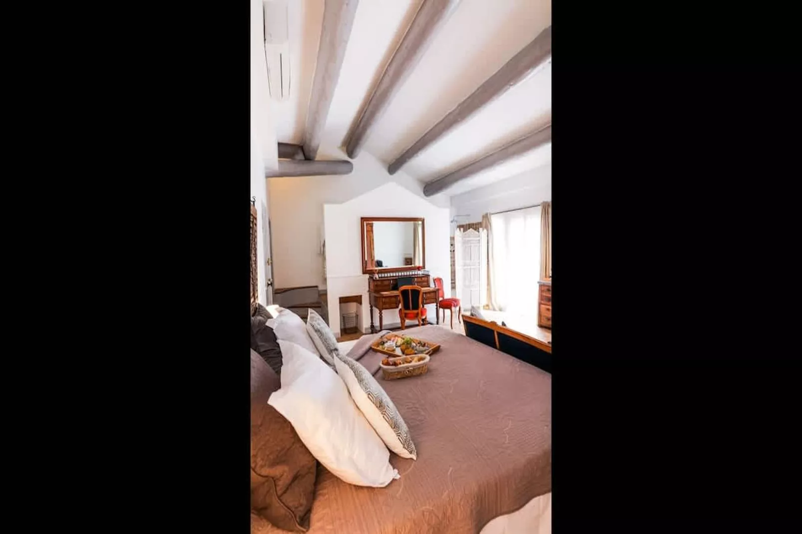 Charmant Mas Provençal avec piscine et jacuzzis-Bedroom