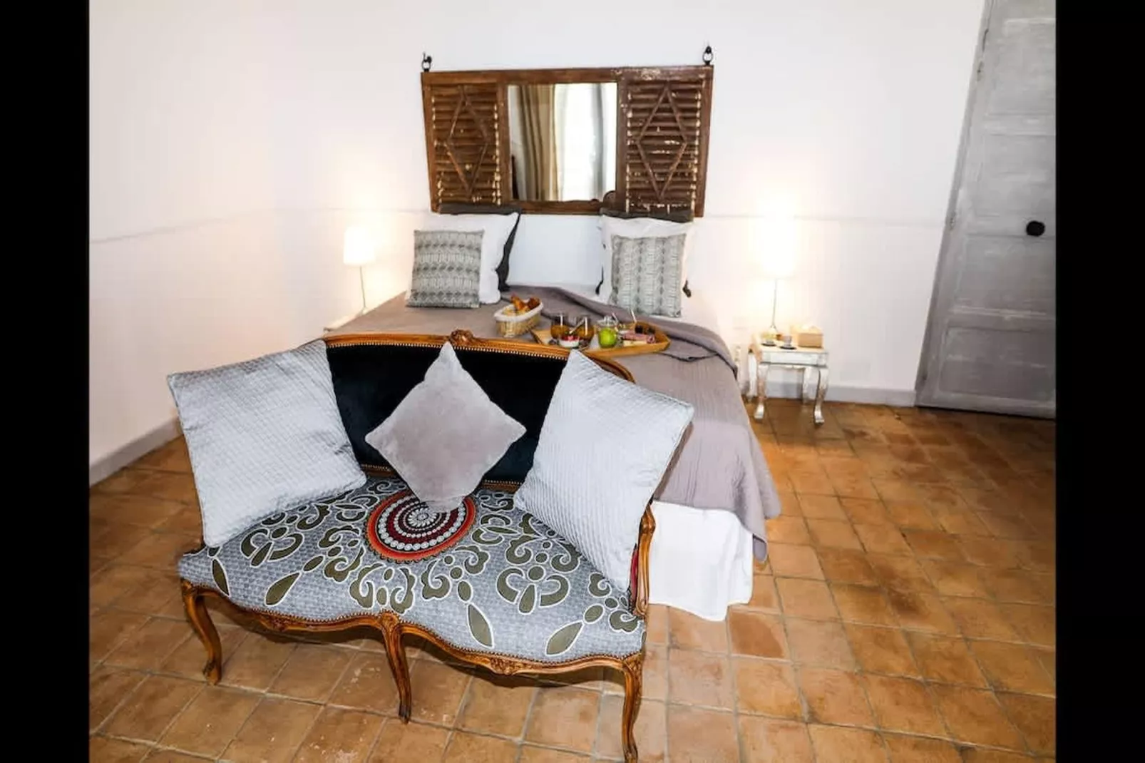 Charmant Mas Provençal avec piscine et jacuzzis-Bedroom