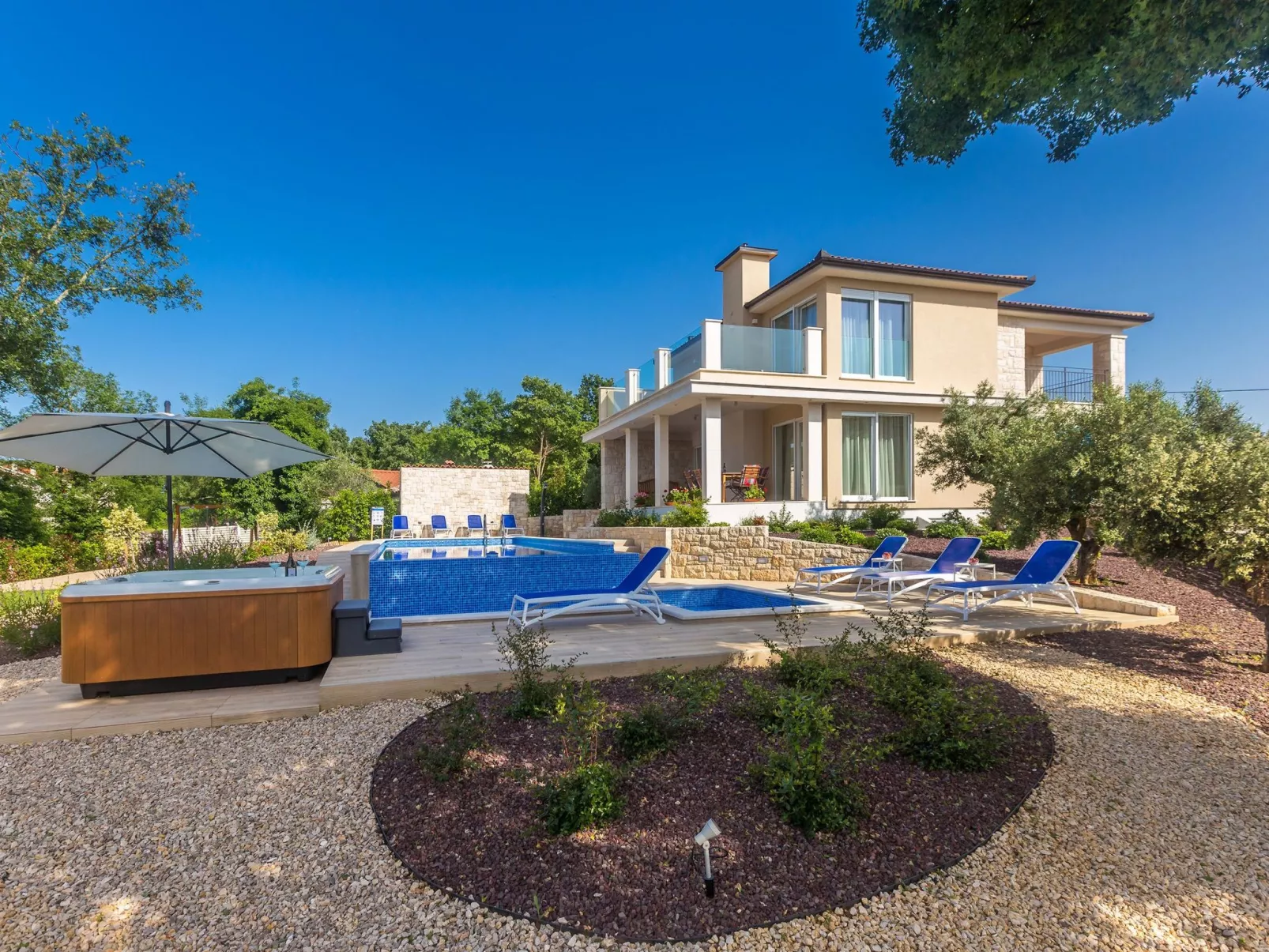 Schöne Villa in einer ruhigen Umgebung mit Pool - Image-tags.info