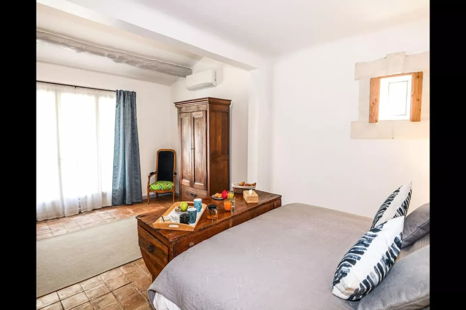 Charmant Mas Provençal avec piscine et jacuzzis-Bedroom