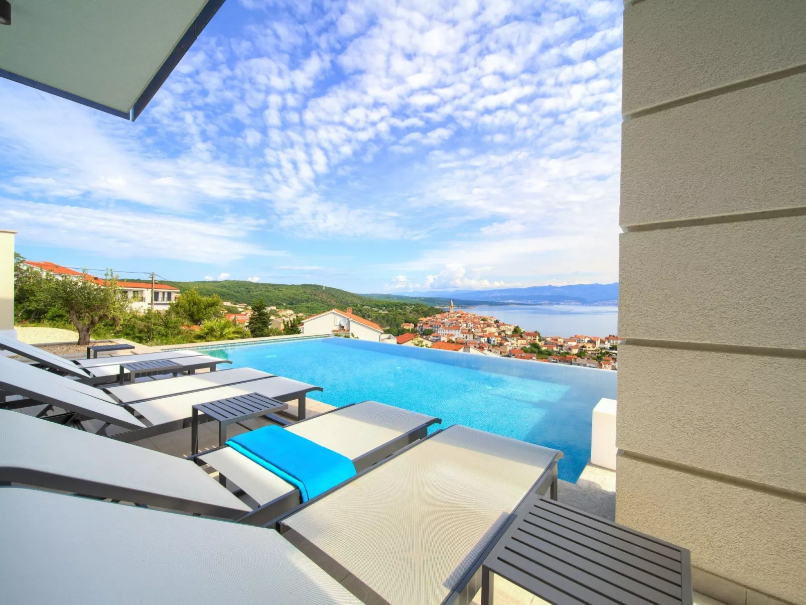 Luxuriöse Villa mit Pool und fantastischem Meerblick - Image-tags.info