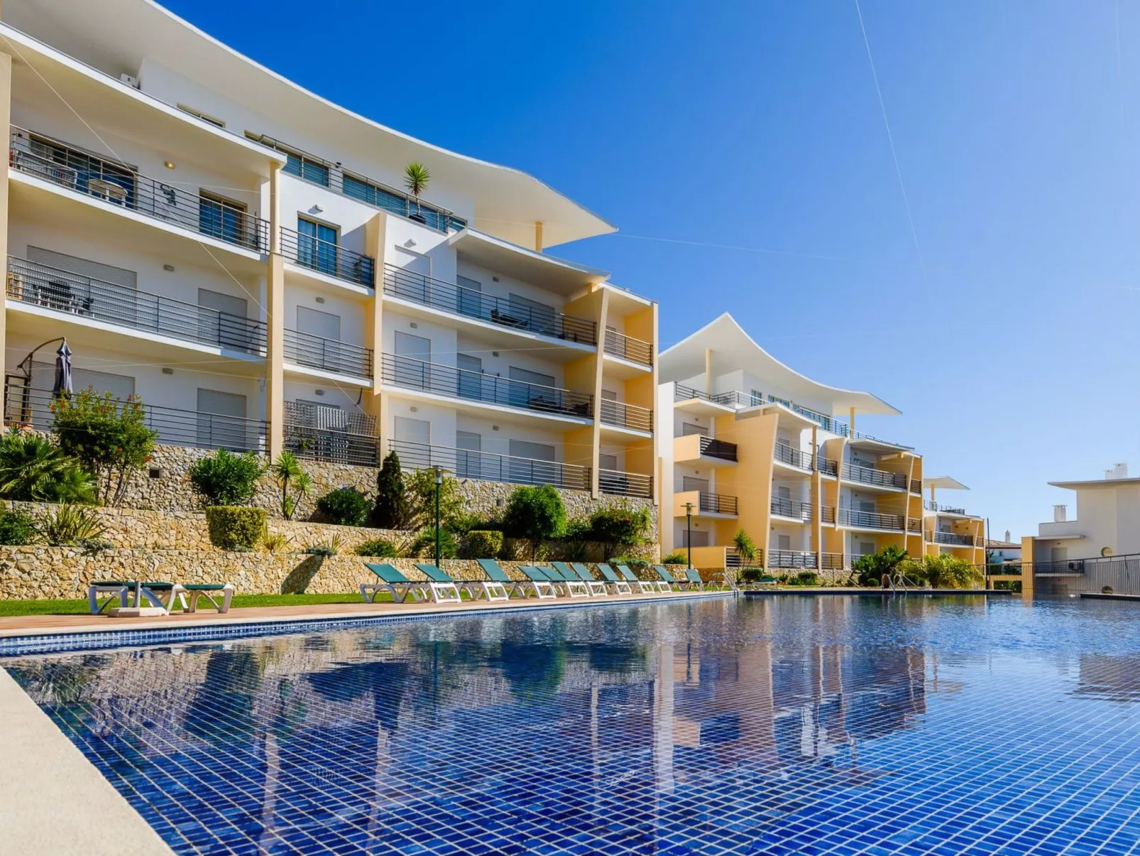 "Elena 1" mit Blick auf das Wasser - Image-tags.info