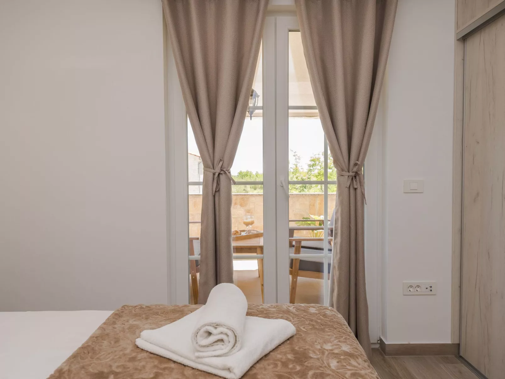 Neue Steinvilla mit beheiztem Pool in Strandnähe - Image-tags.info