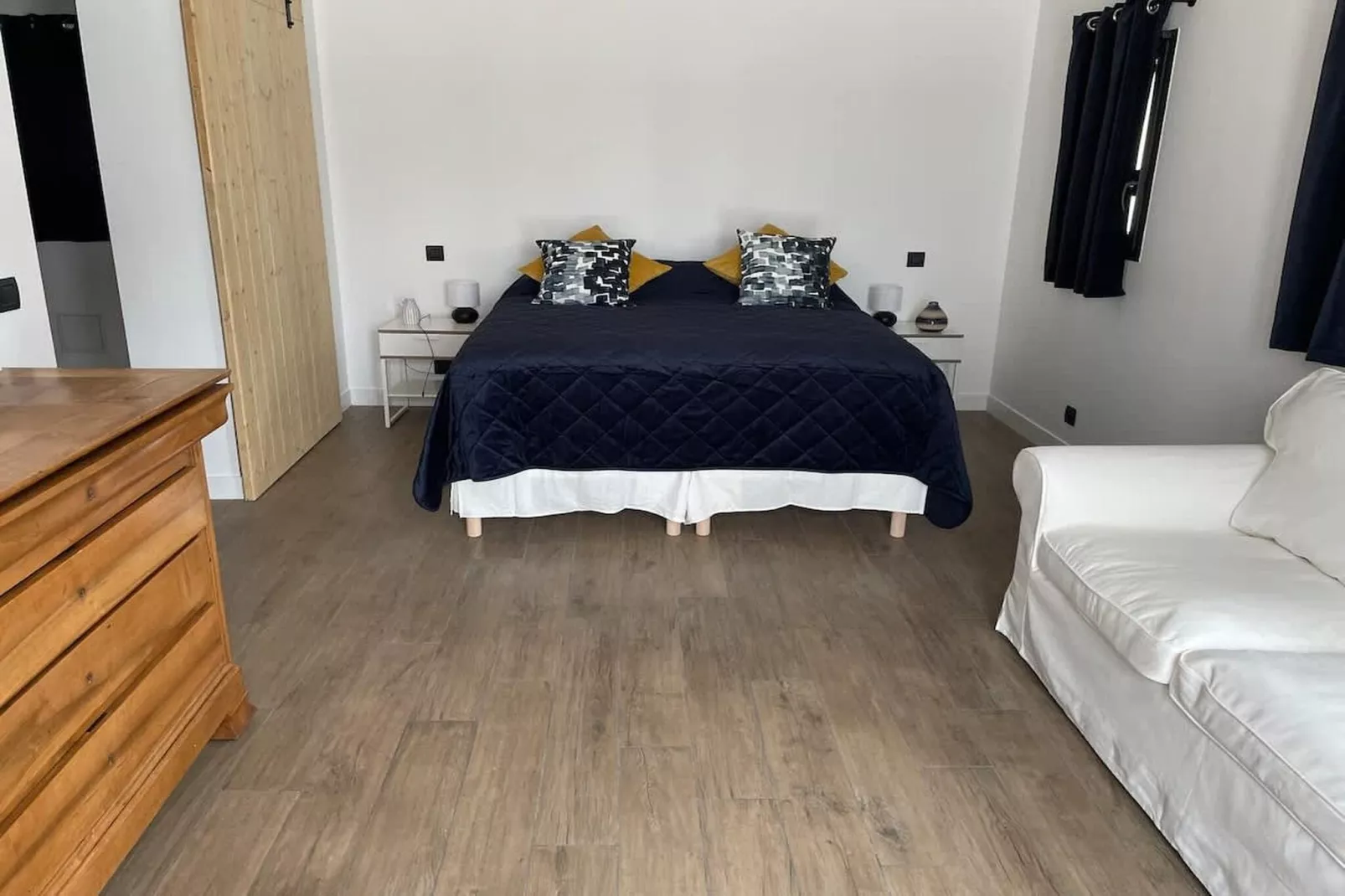 Charmant Mas Provençal avec piscine et jacuzzis-Bedroom