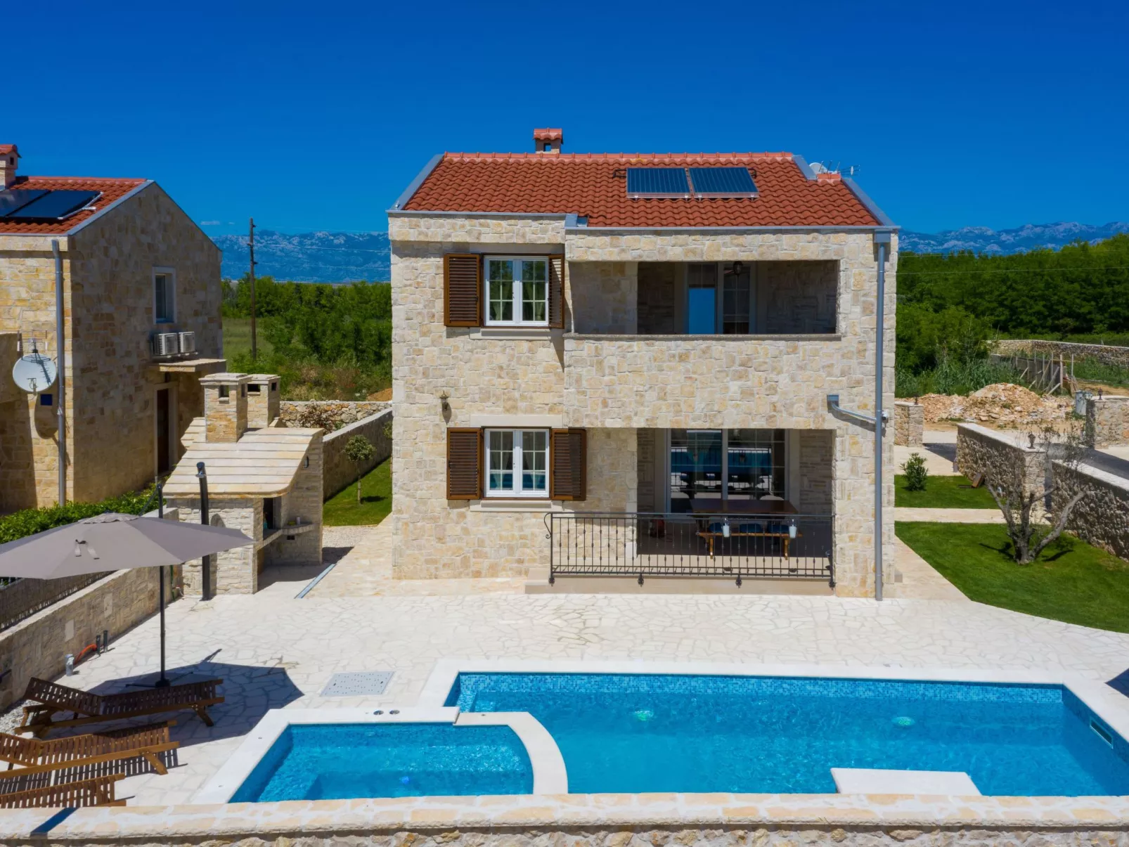 Neue Steinvilla mit beheiztem Pool in Strandnähe - Image-tags.info