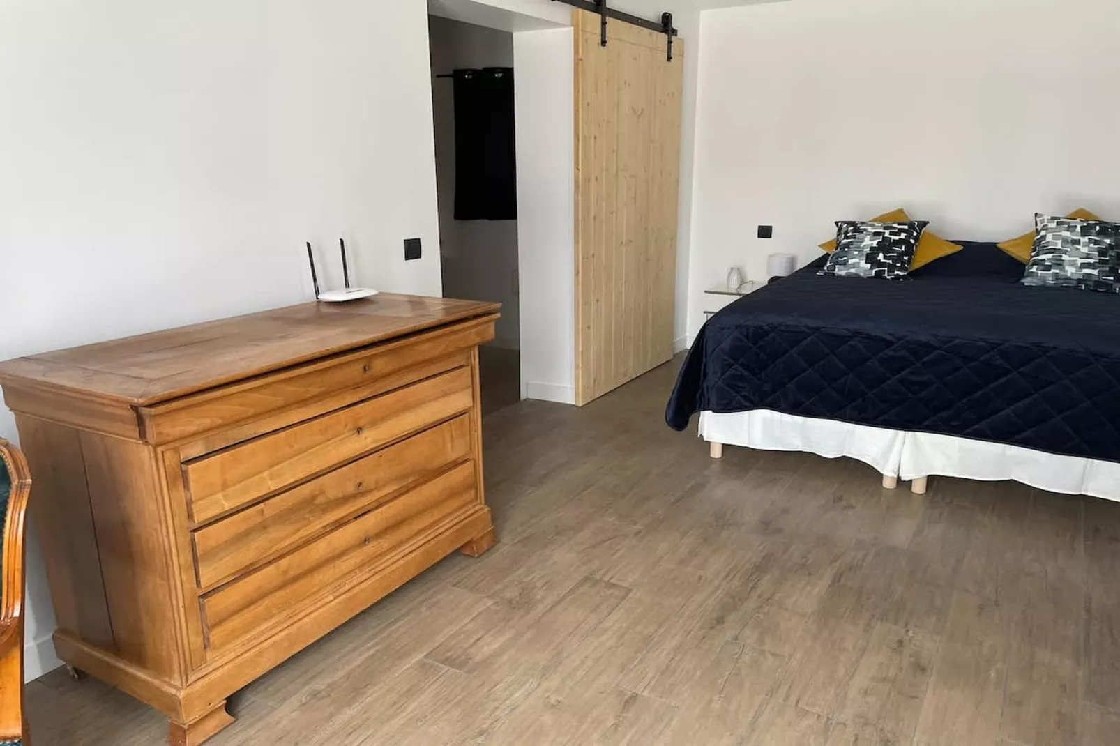 Charmant Mas Provençal avec piscine et jacuzzis-Bedroom