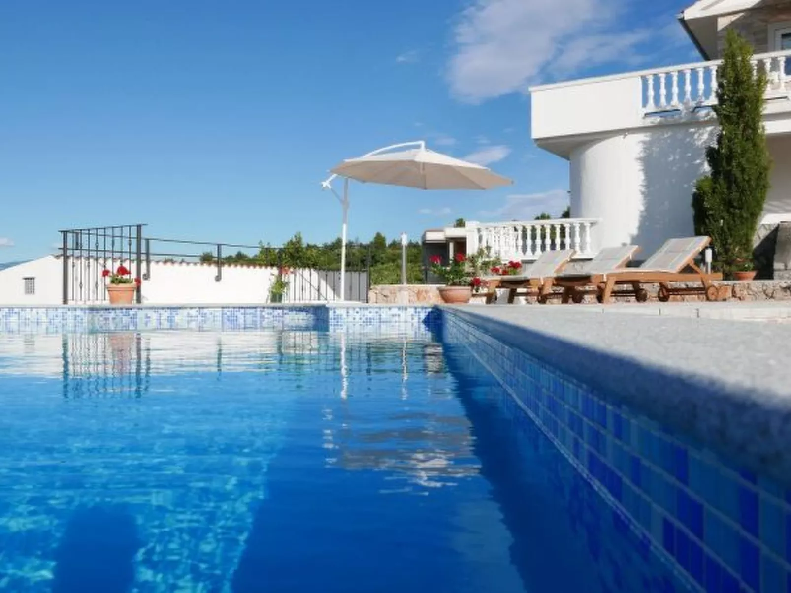 Luxuriöse Villa mit Pool und fantastischem Meerblick - Image-tags.info