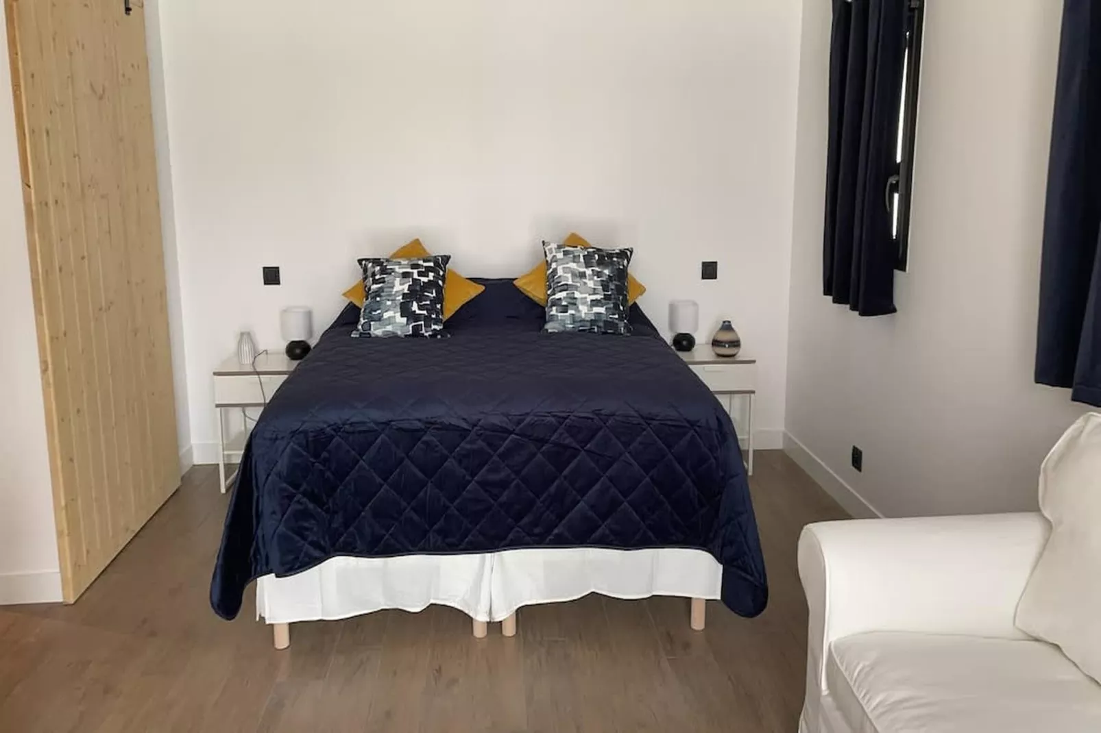 Charmant Mas Provençal avec piscine et jacuzzis-Bedroom