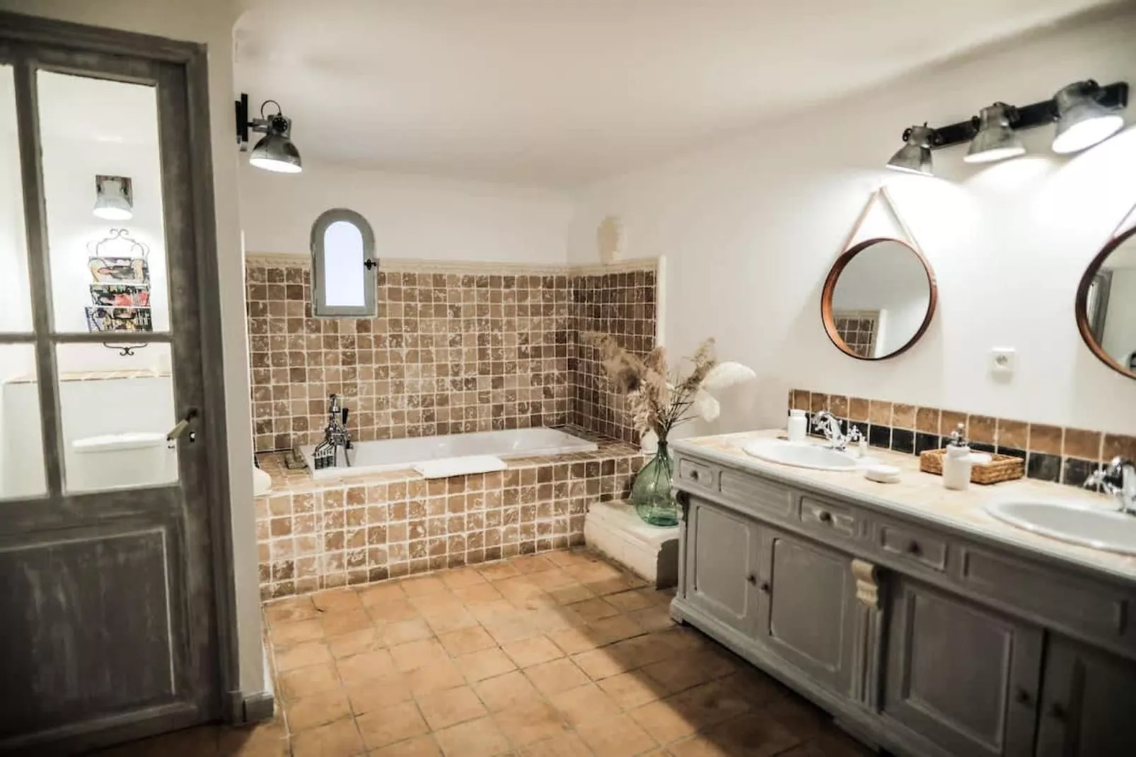 Charmant Mas Provençal avec piscine et jacuzzis-Bathroom
