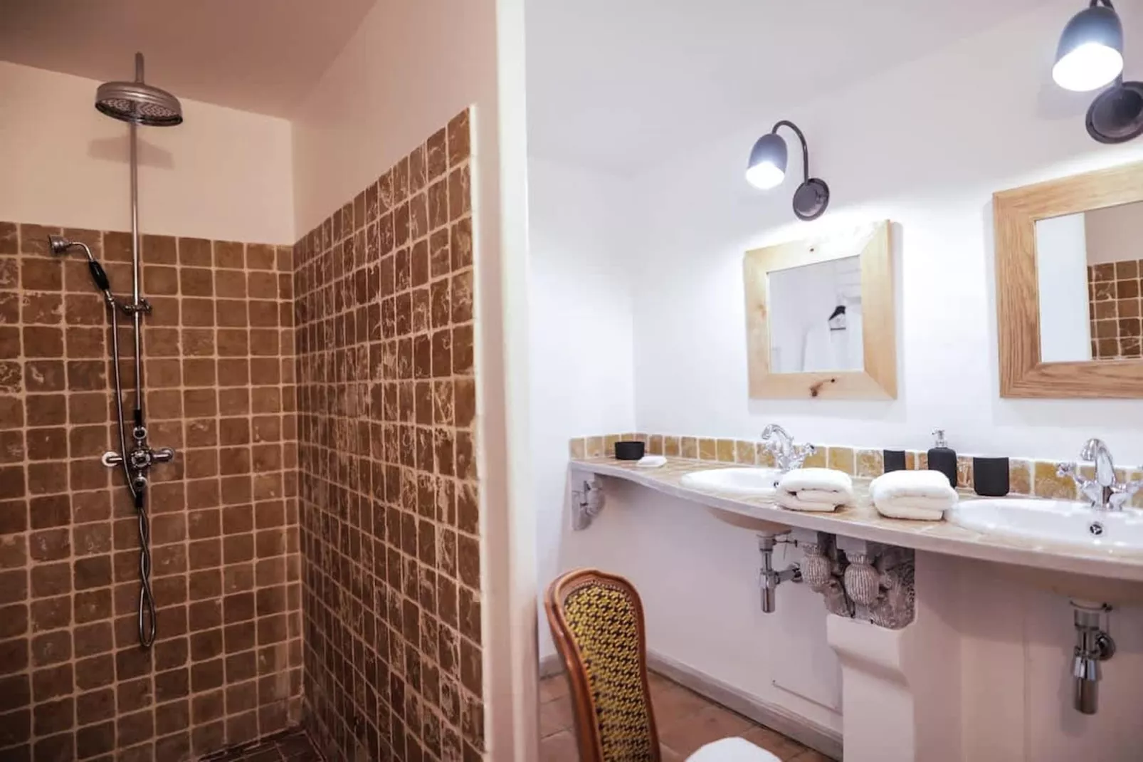 Charmant Mas Provençal avec piscine et jacuzzis-Bathroom