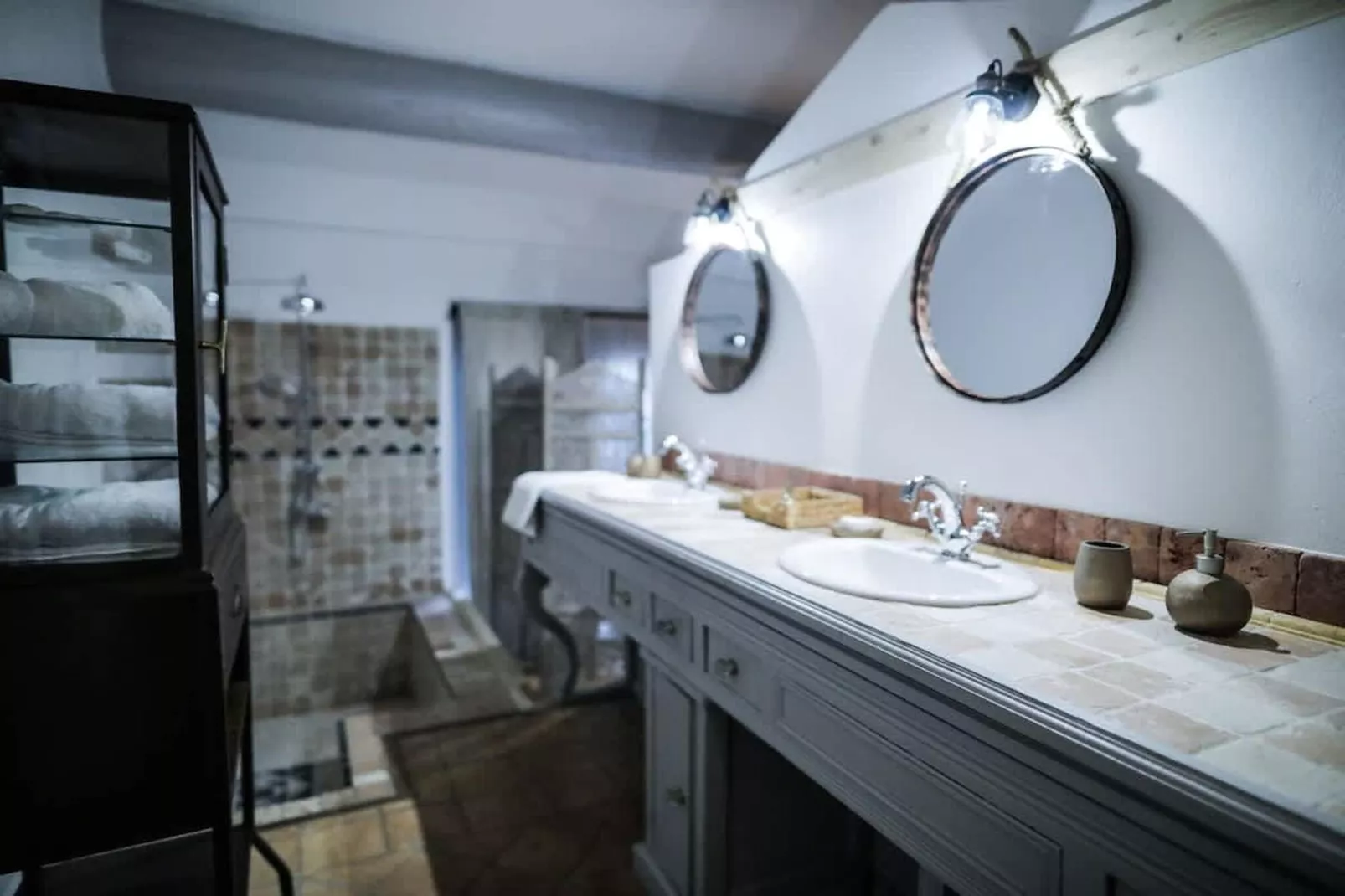 Charmant Mas Provençal avec piscine et jacuzzis-Bathroom