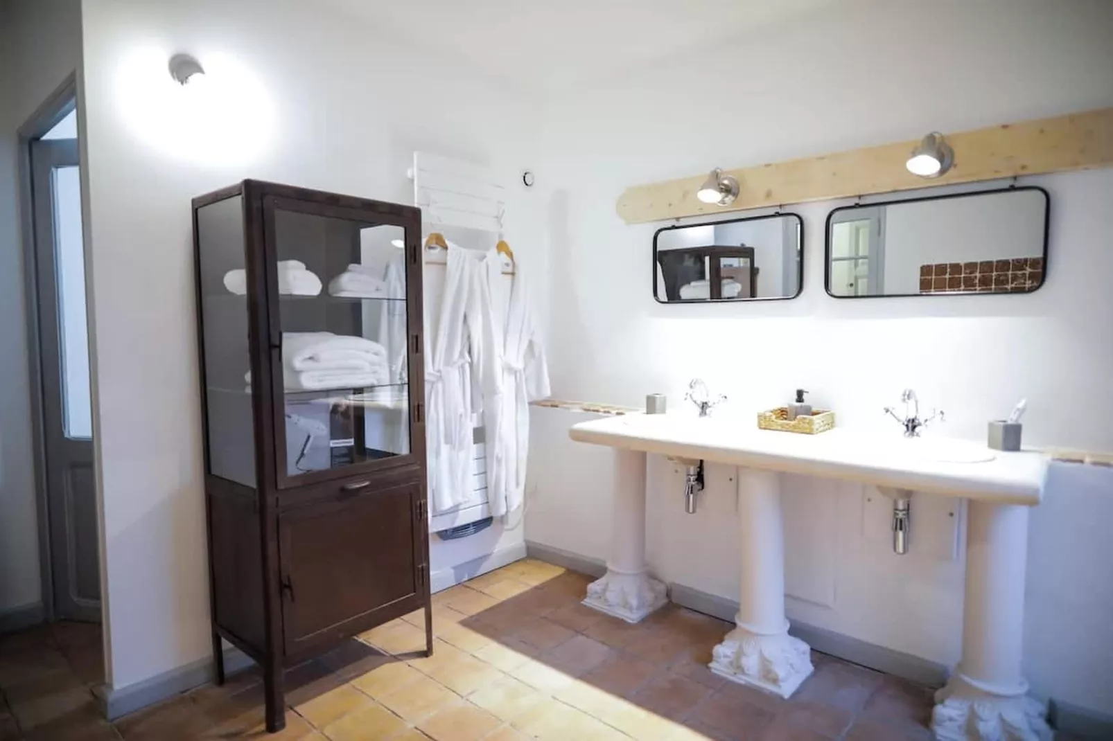 Charmant Mas Provençal avec piscine et jacuzzis-Bathroom