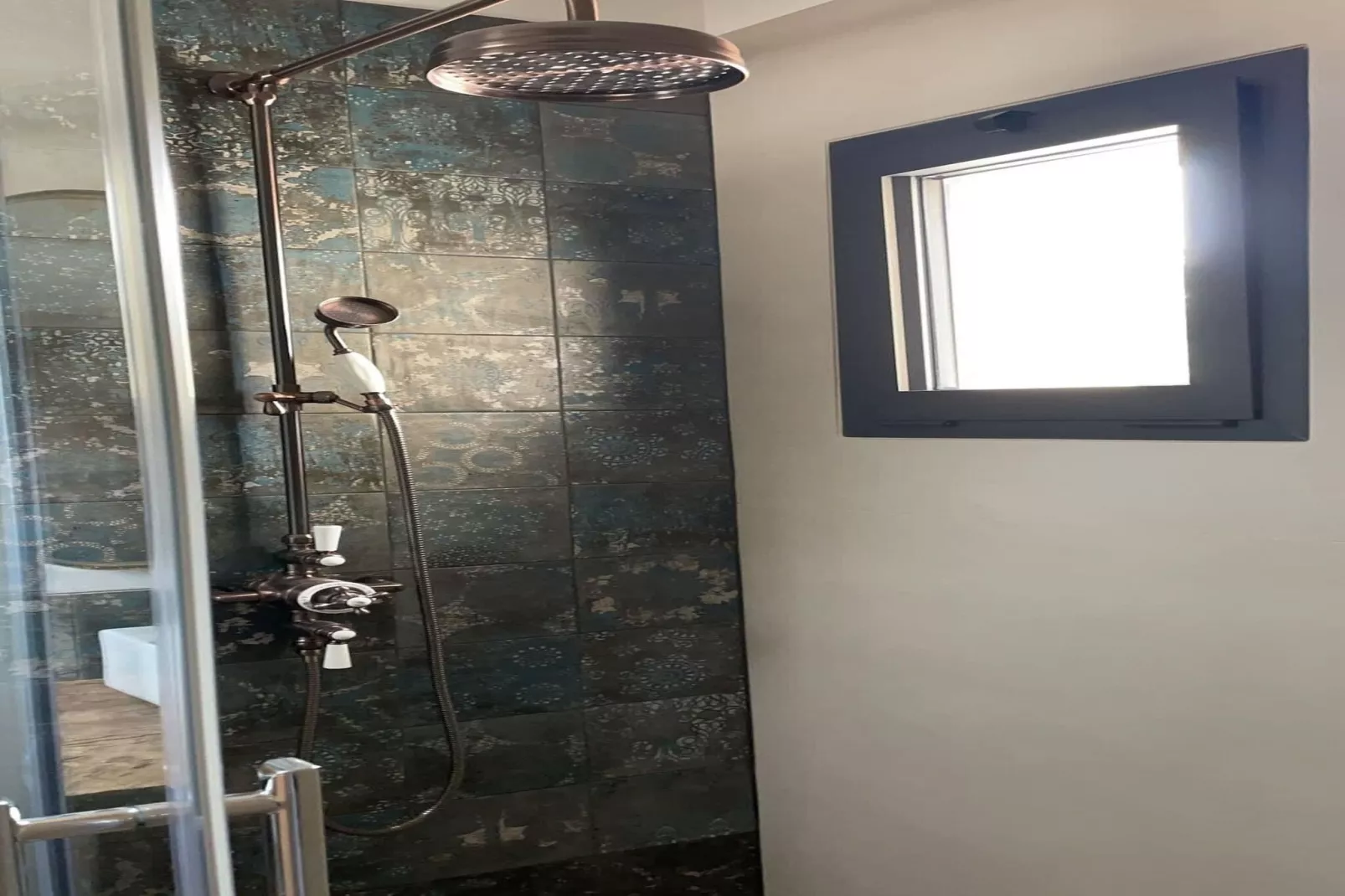 Charmant Mas Provençal avec piscine et jacuzzis-Bathroom