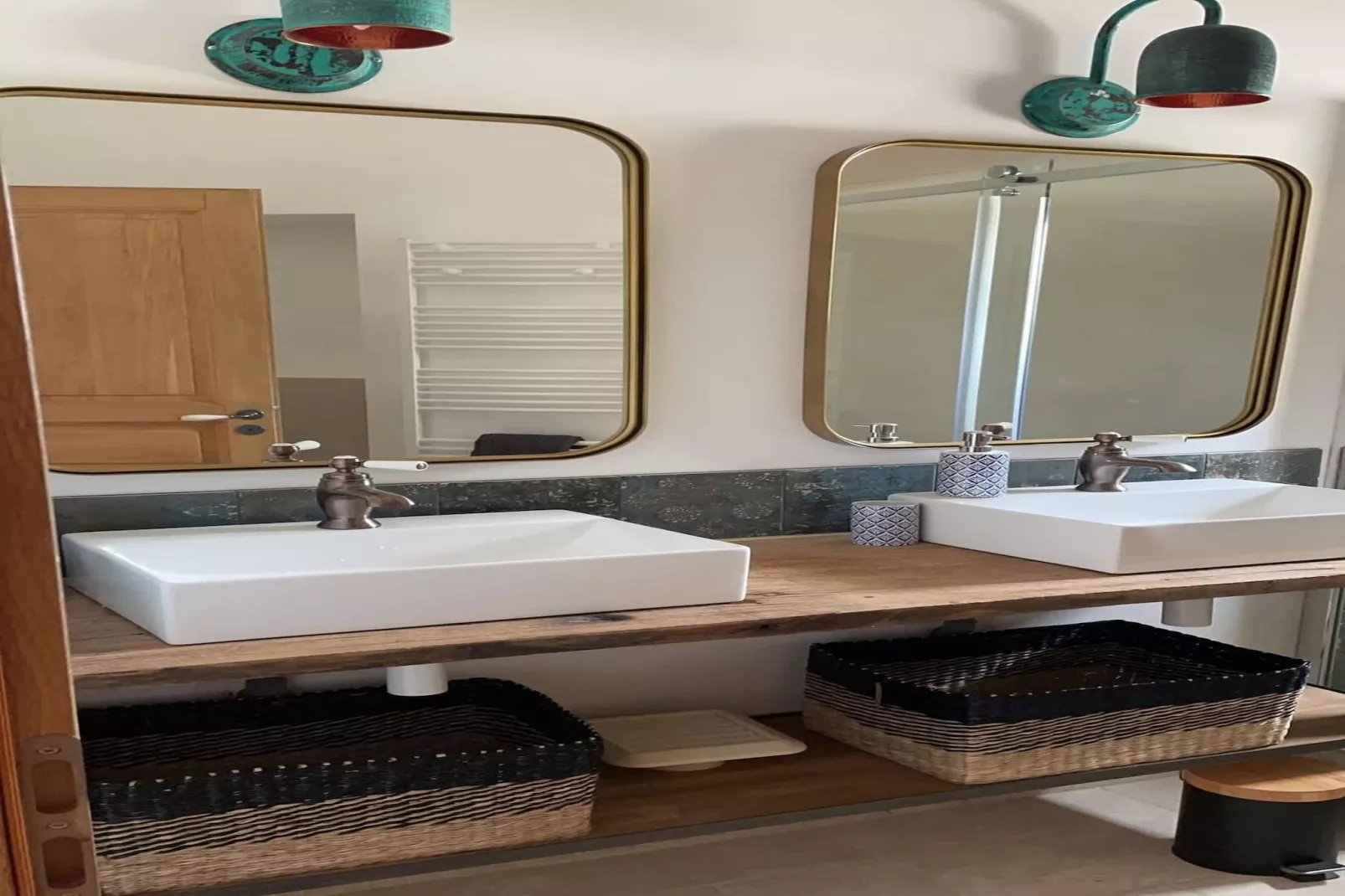 Charmant Mas Provençal avec piscine et jacuzzis-Bathroom