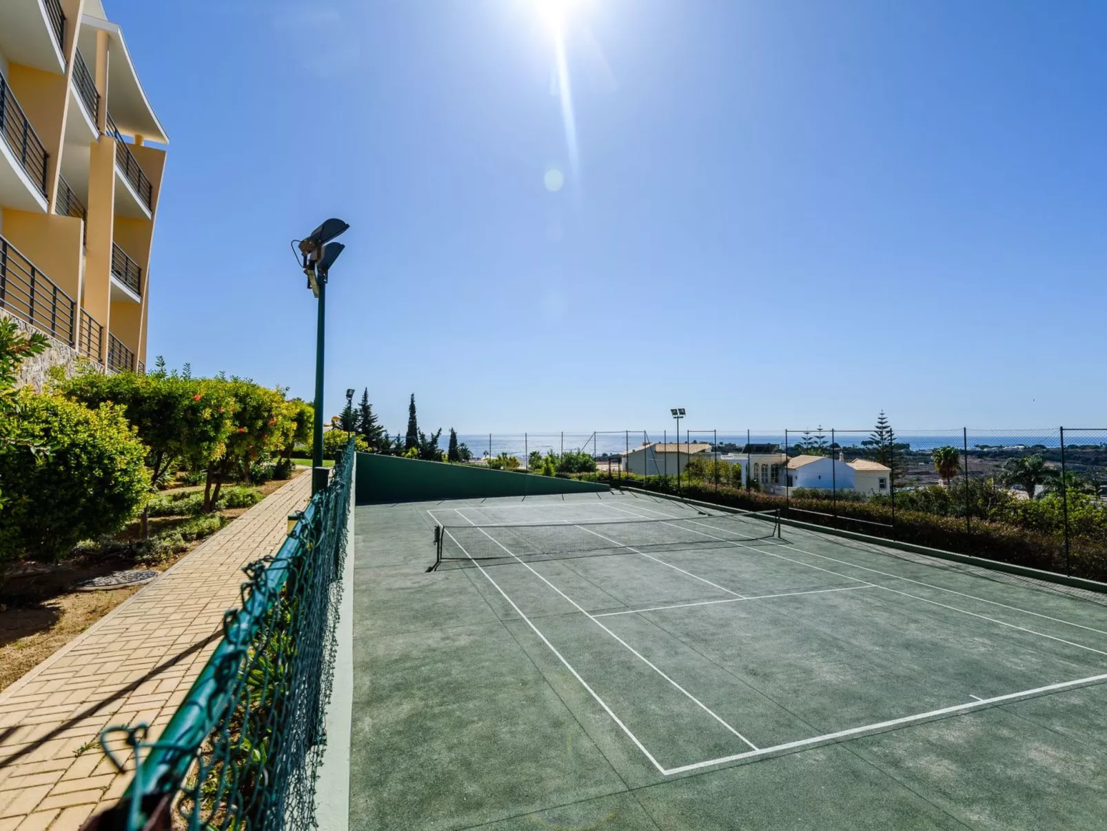 "Elena 1" mit Blick auf das Wasser - Image-tags.info