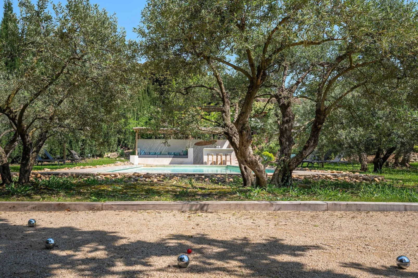 Le Mas Elaïa  votre havre familial avec piscine privée-Jardins en été