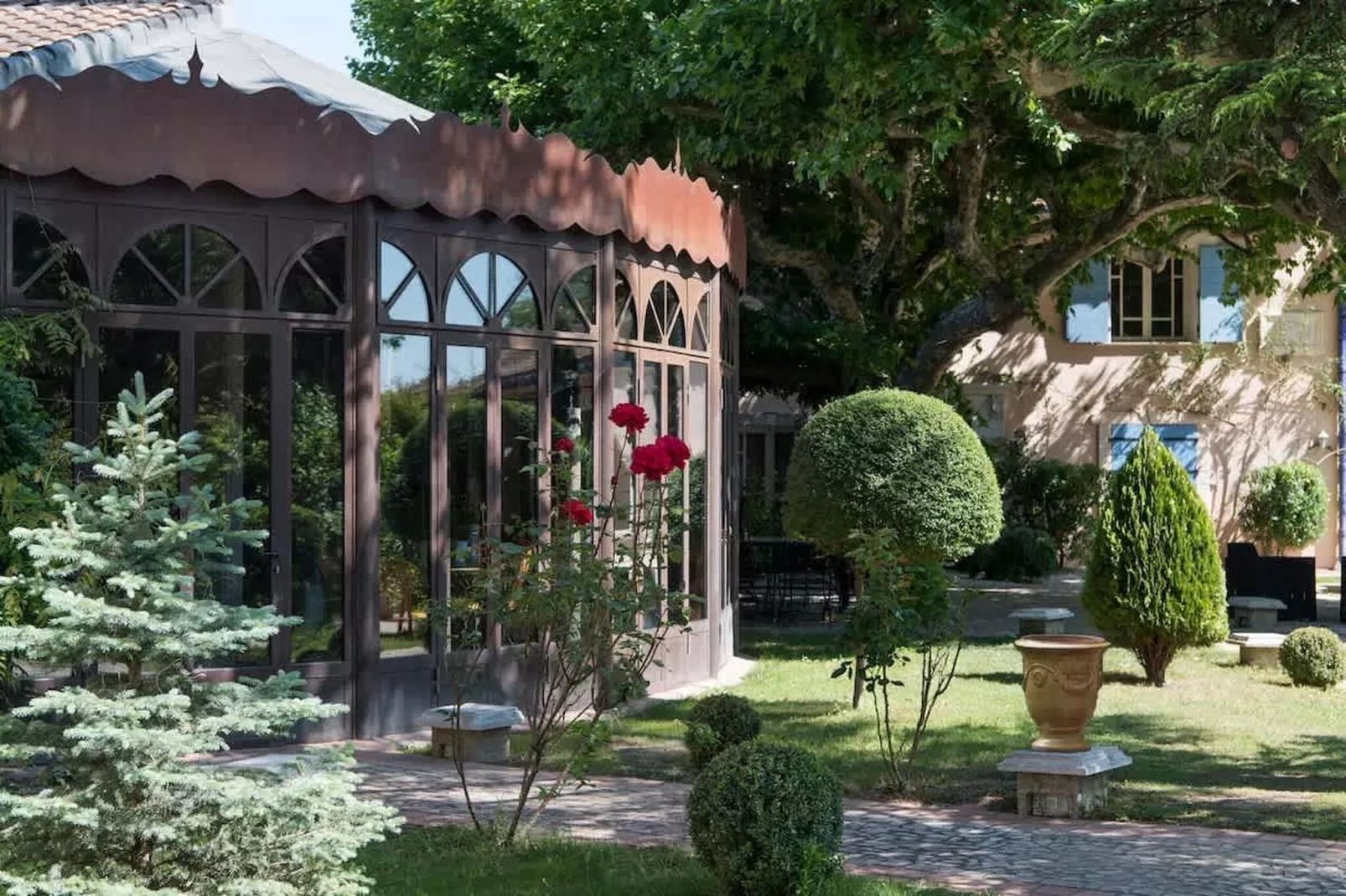 Charmant Mas Provençal avec piscine et jacuzzis-Gardens in summer