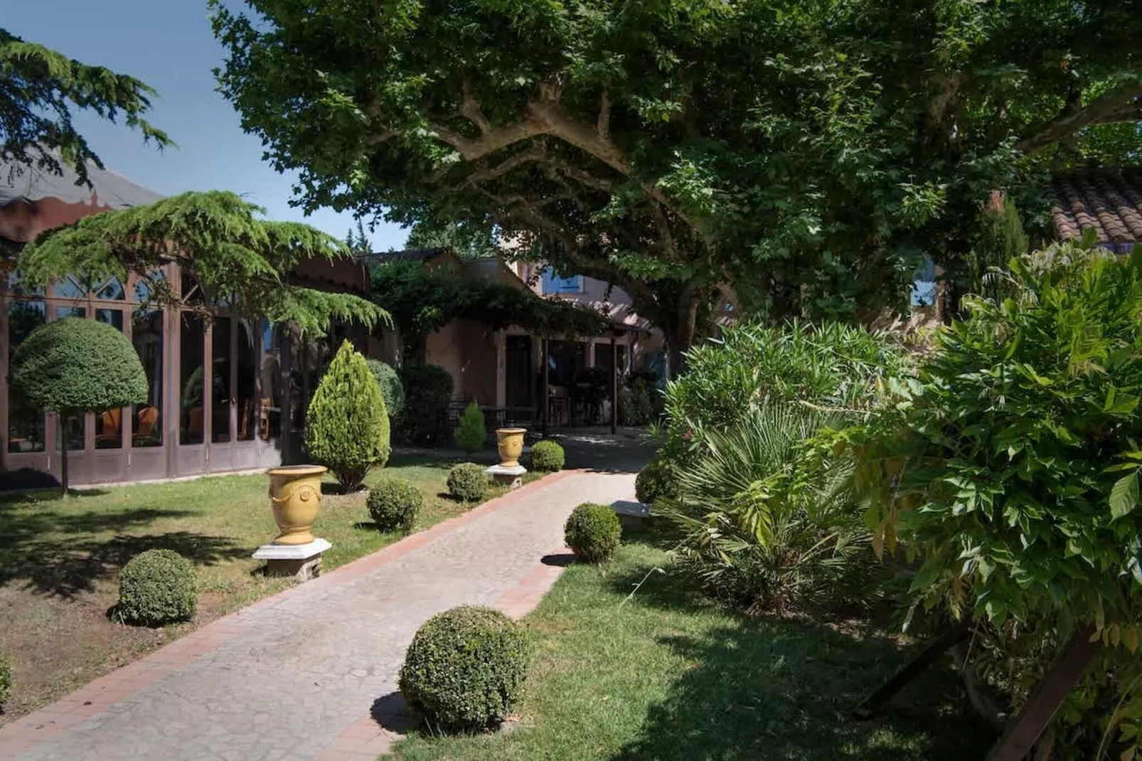 Charmant Mas Provençal avec piscine et jacuzzis-Gardens in summer