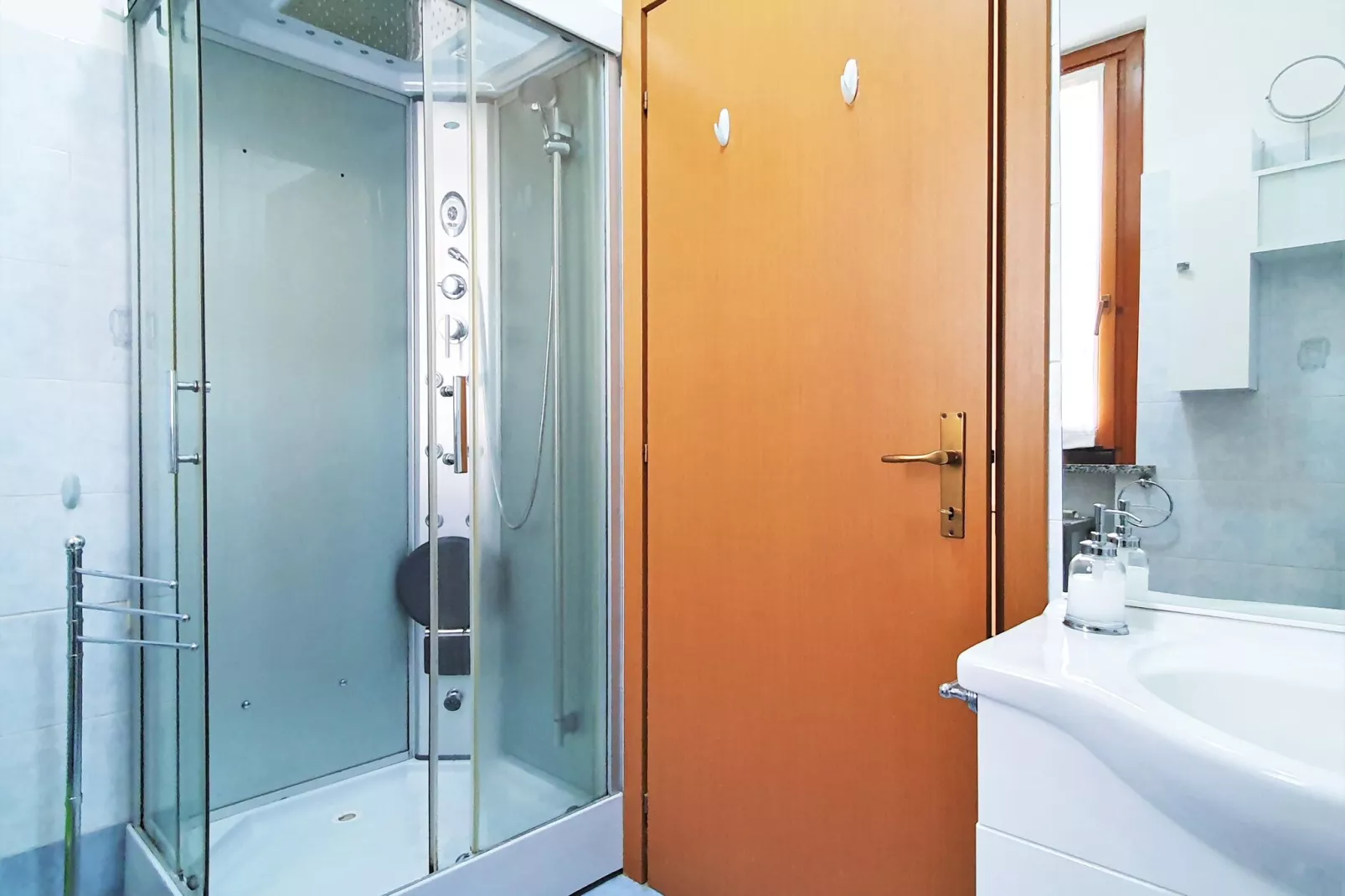 BOS03/3-Bathroom