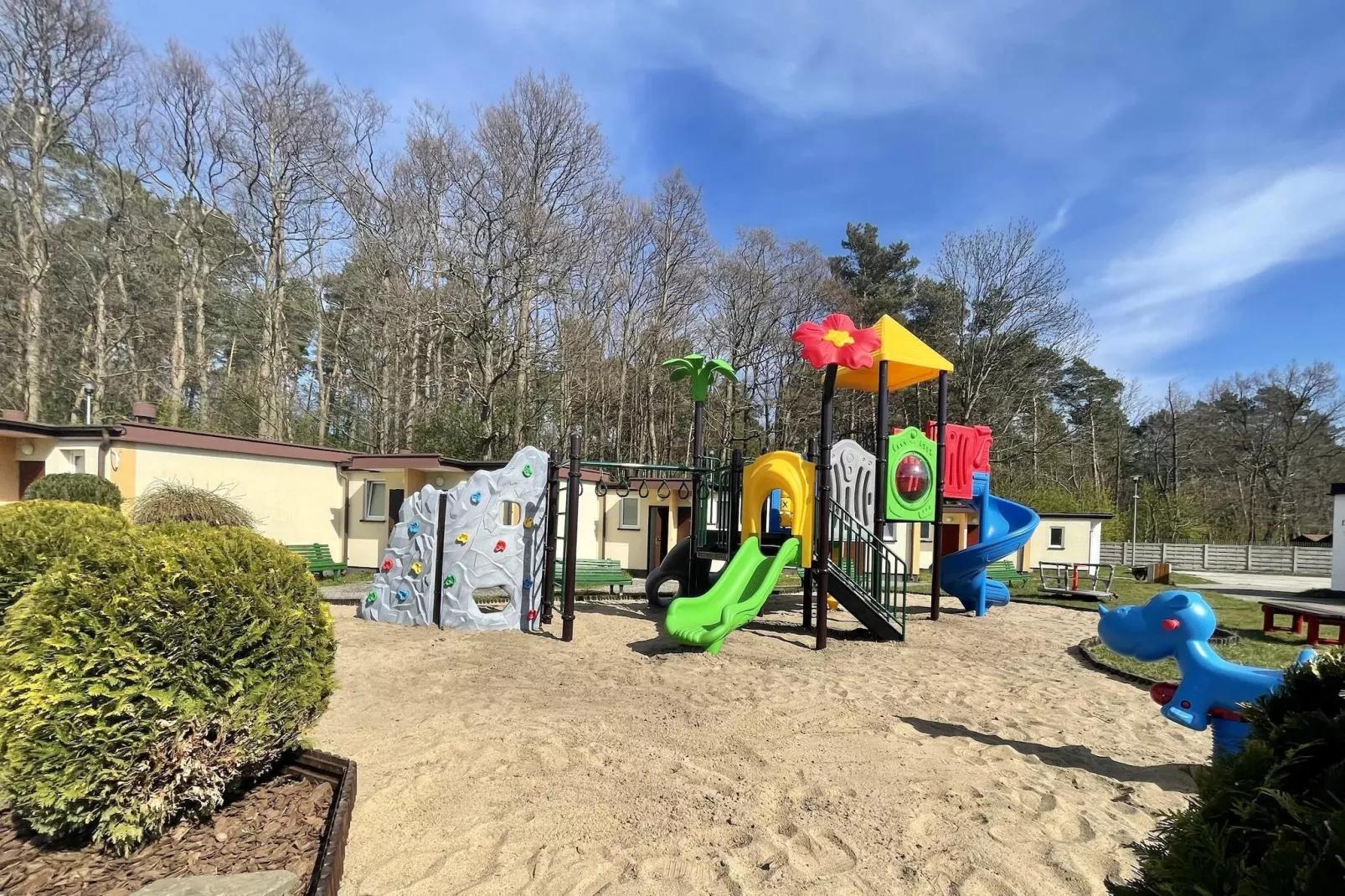 Domki wakacyjne JAROSZOWIEC domki 2-pokojowe Łazy - Gardens in summer