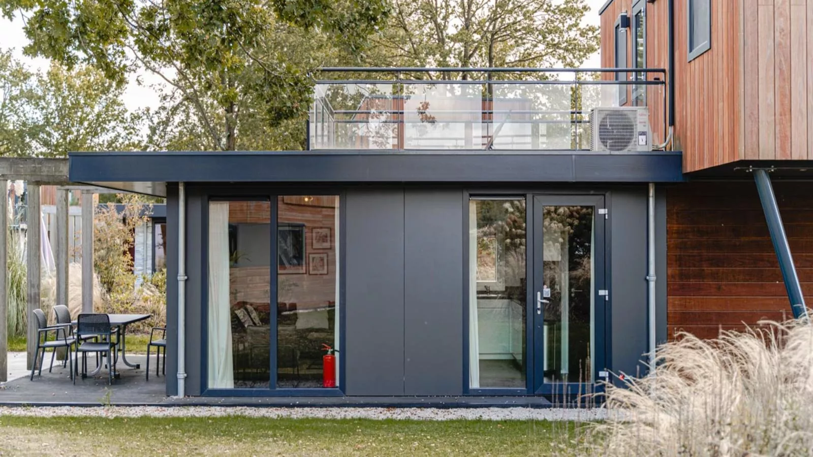 L Etage-Exterior in summer