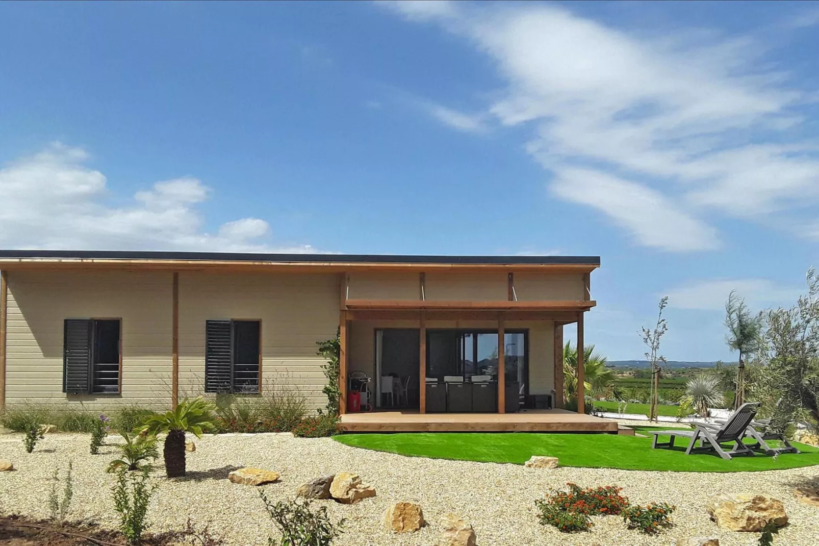 Chalet in Pomérols-Exterior in summer