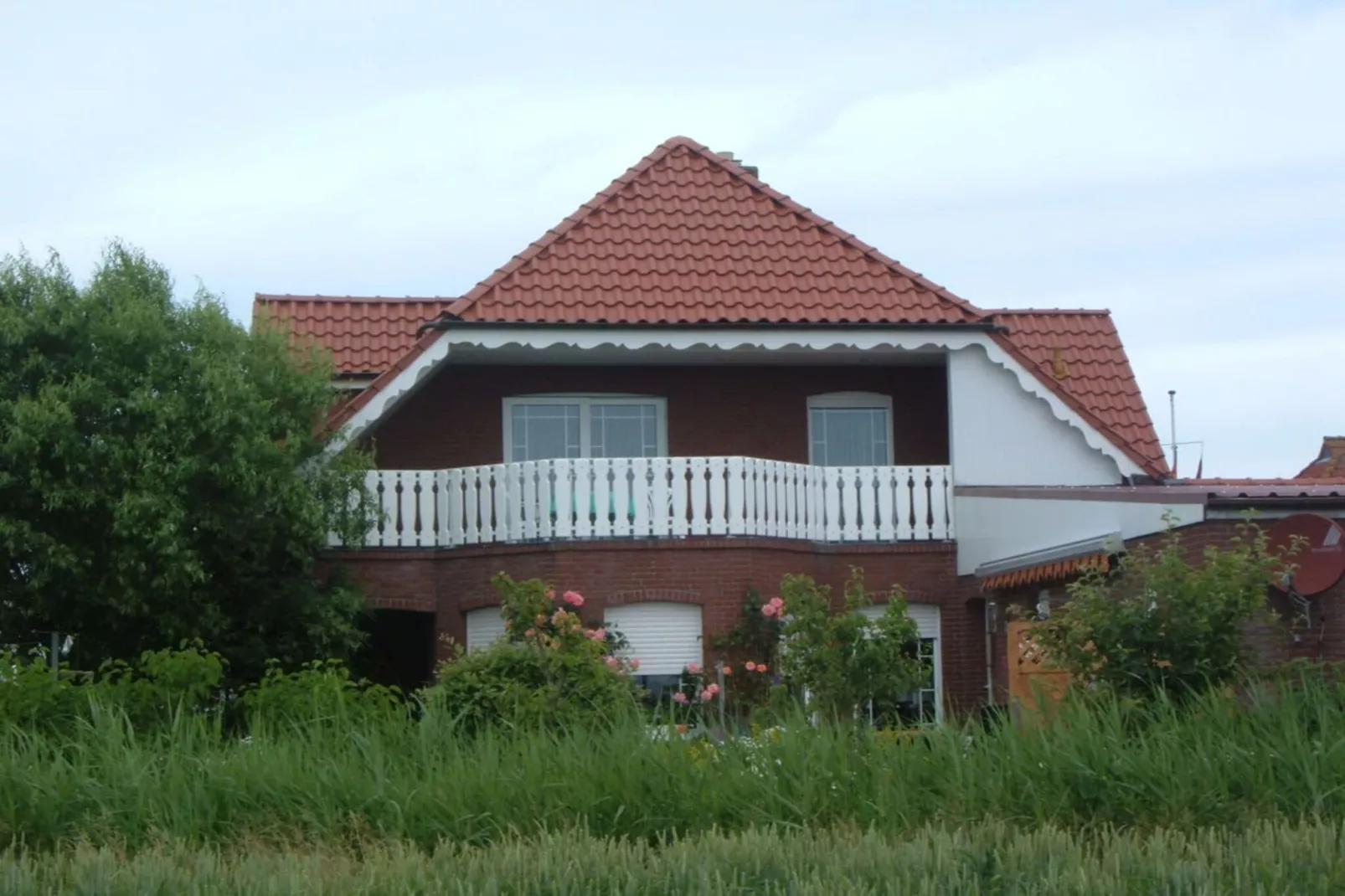 12465-Exterior in summer