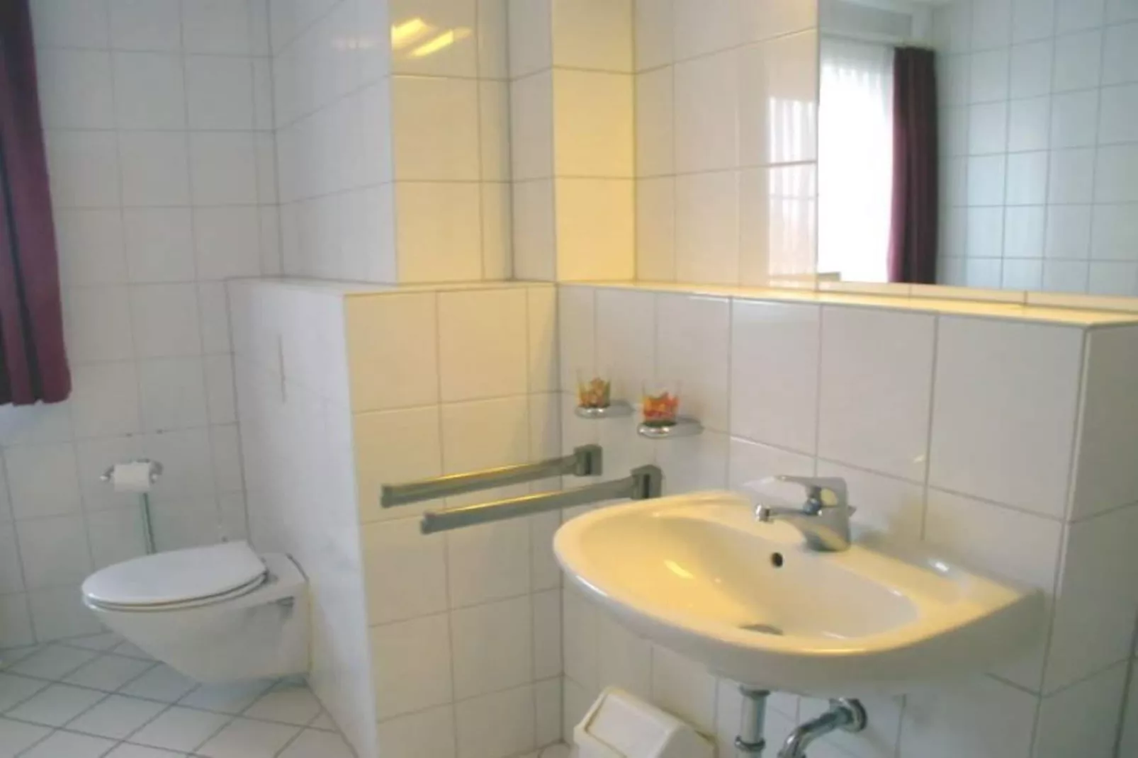 3-Raum-App B-12 65 qm 1 OG-Bathroom