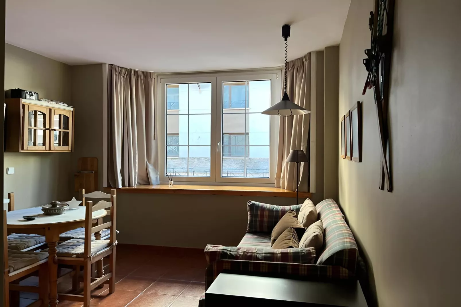 5026 -+34647934242-Living room