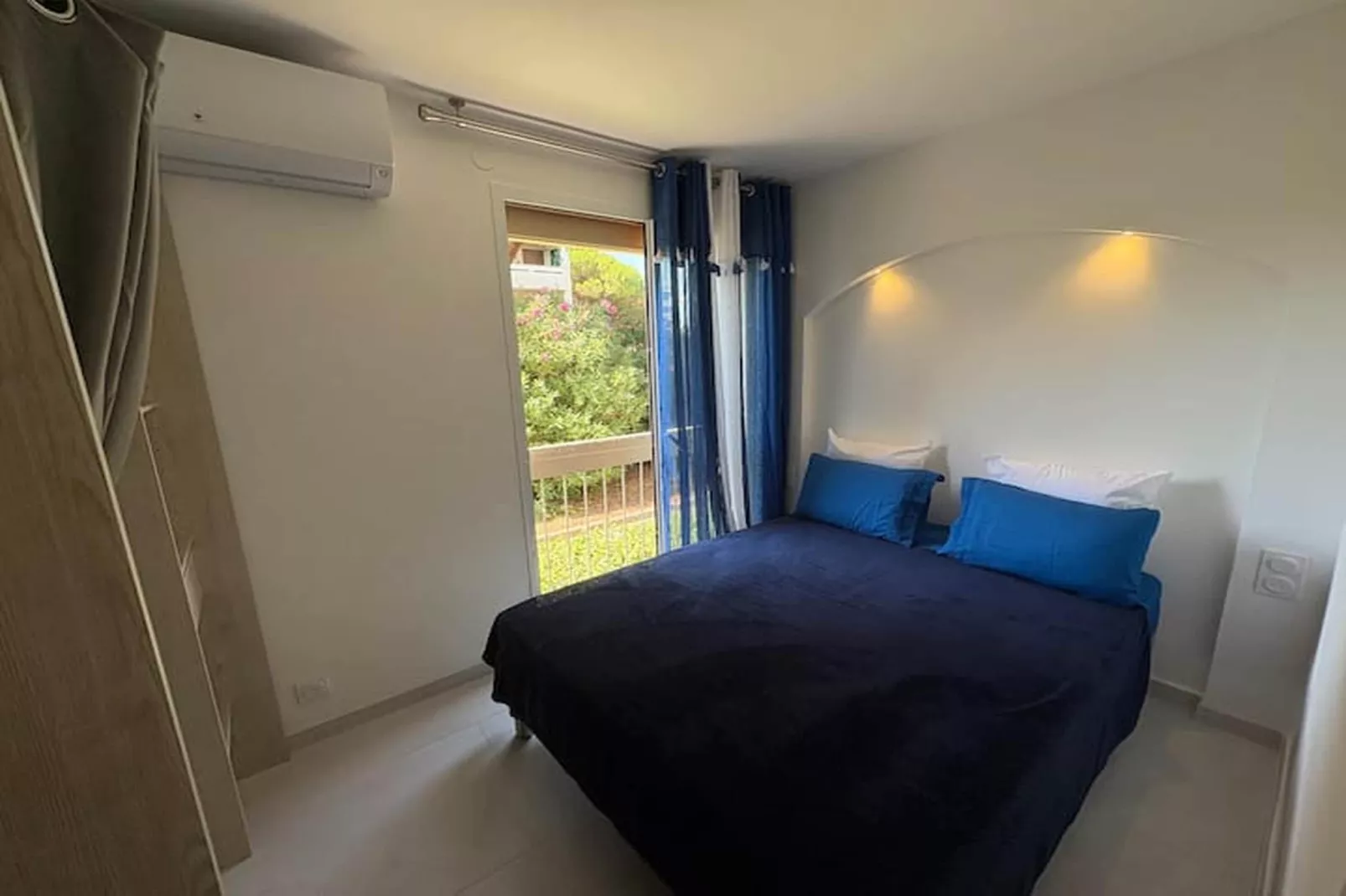 Suite Design Blue – Terrasse & Clim – Fréjus Plage-Bedroom