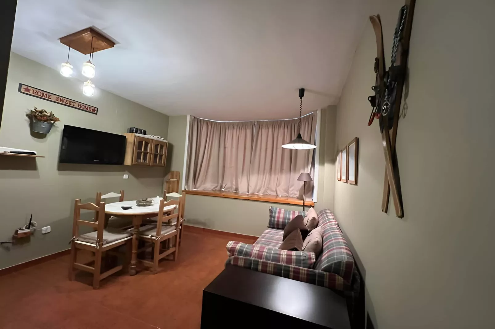 5026 -+34647934242-Living room