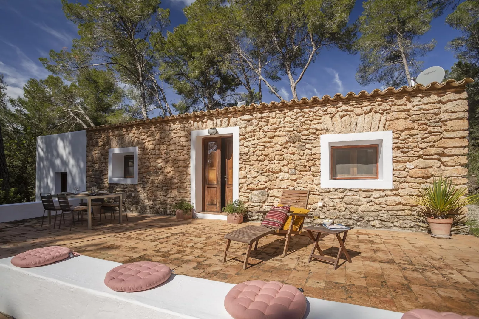 El Secreto - Exterior in summer