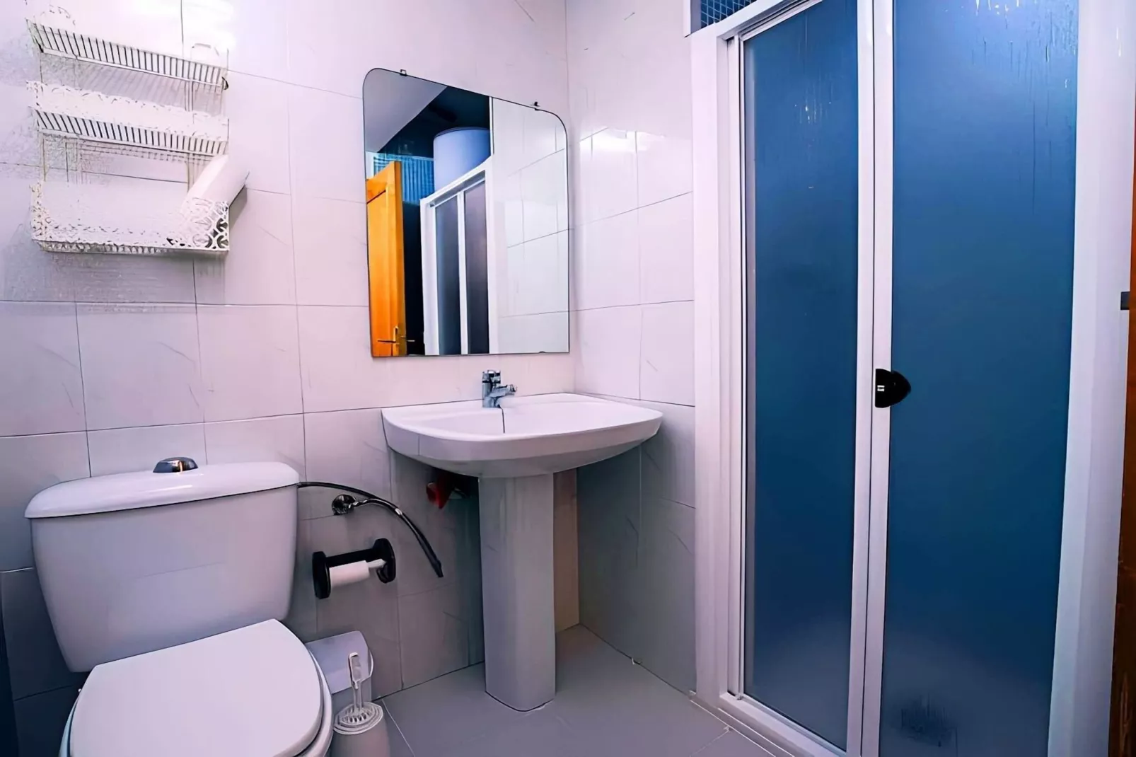 1369-Ginebra-Bathroom