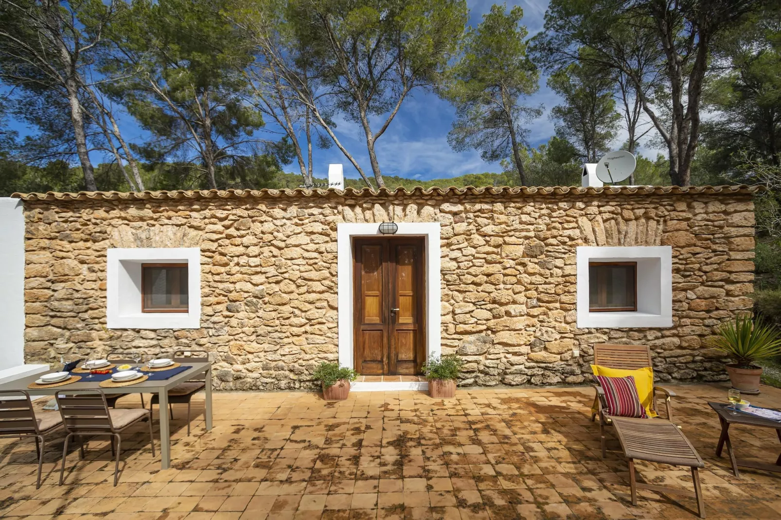 El Secreto - Exterior in summer