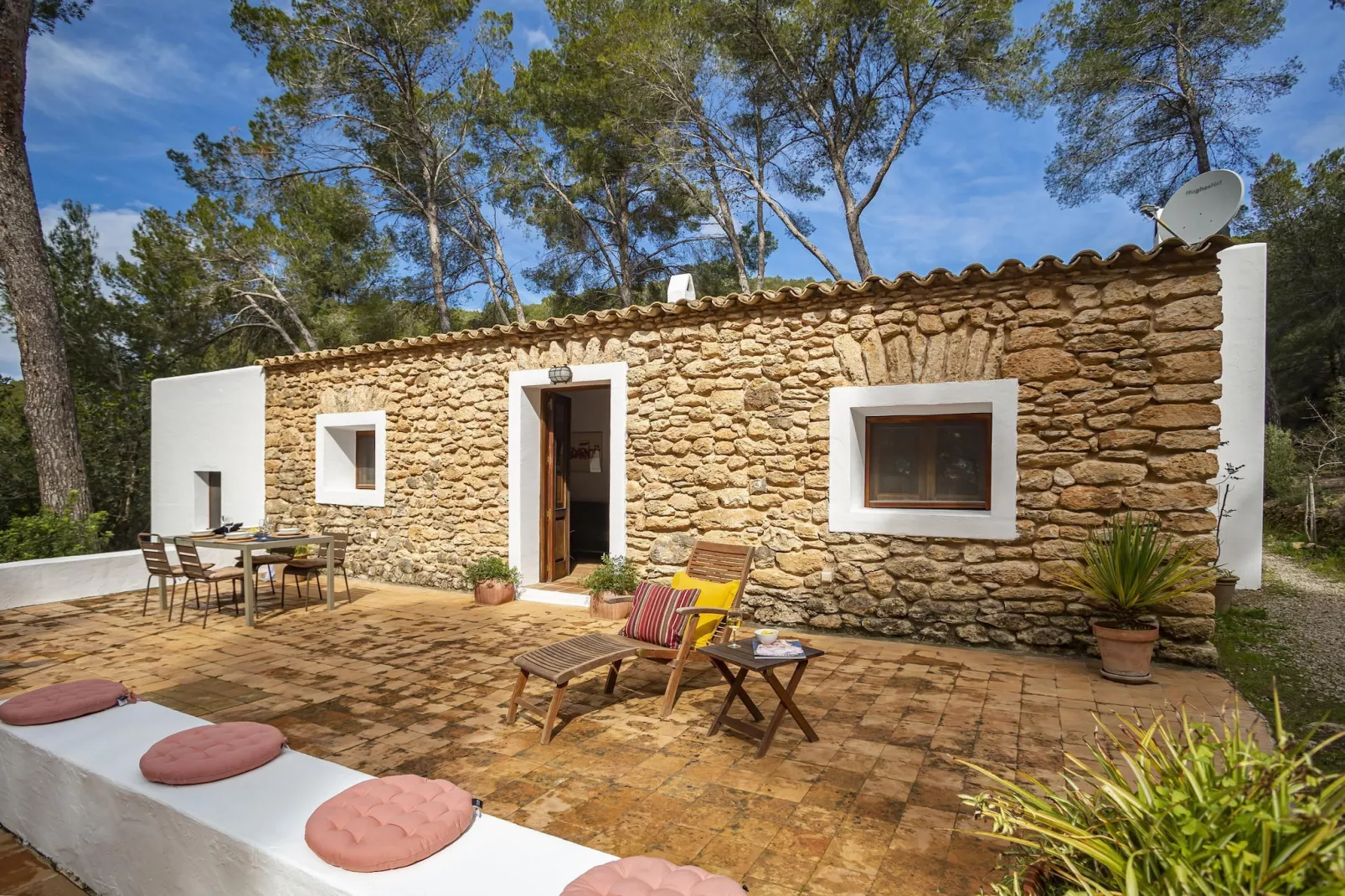 El Secreto - Exterior in summer