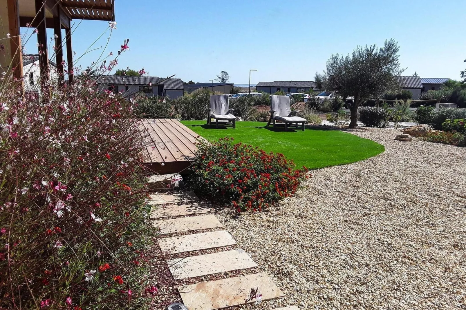 Chalet in Pomérols-Gardens in summer
