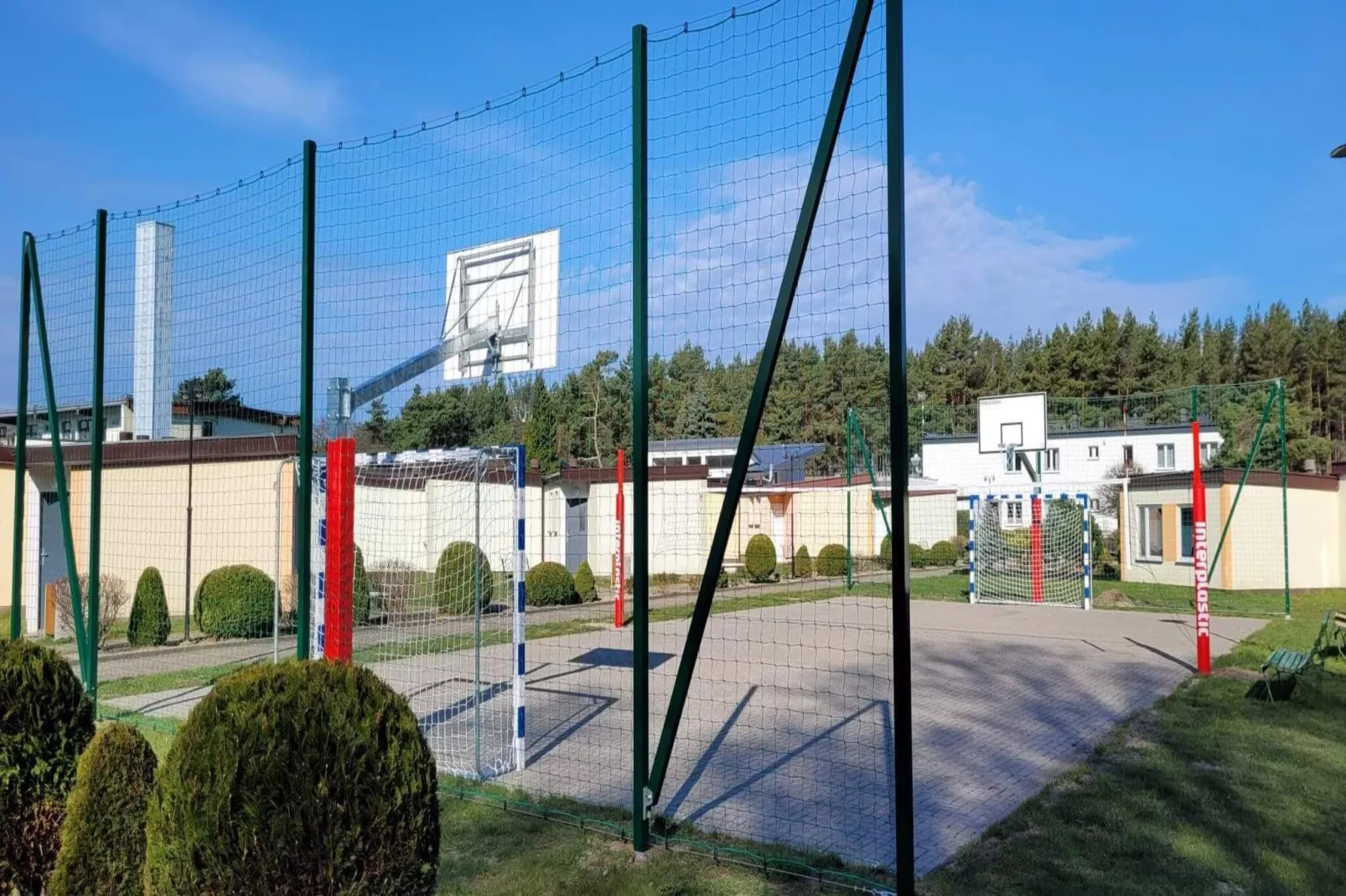 Domki wakacyjne JAROSZOWIEC domki 2-pokojowe Łazy - Gardens in summer