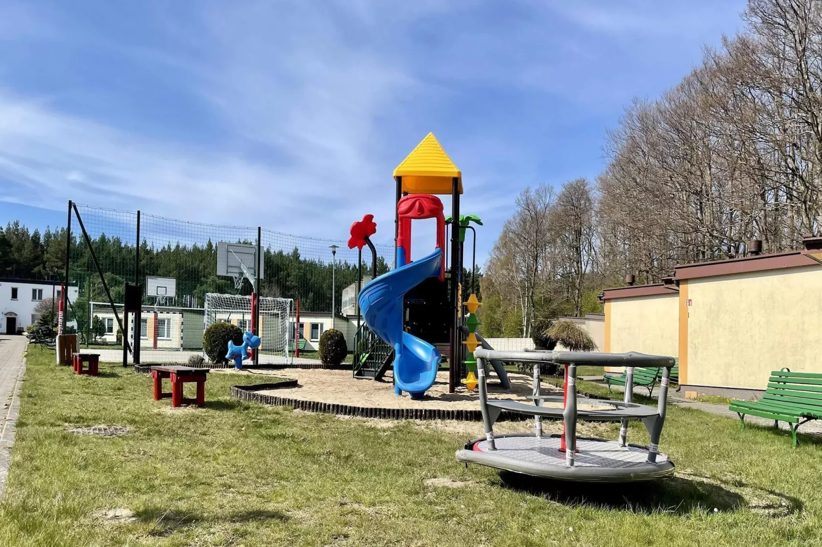 Domki wakacyjne JAROSZOWIEC domki 2-pokojowe Łazy - Gardens in summer