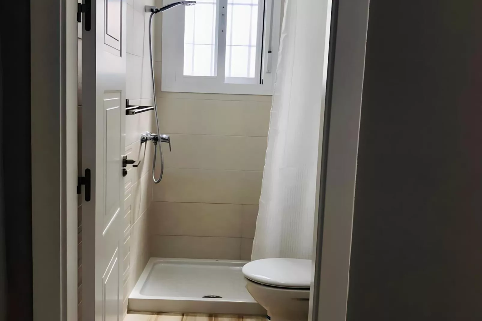 4685-+34618736920-Bathroom