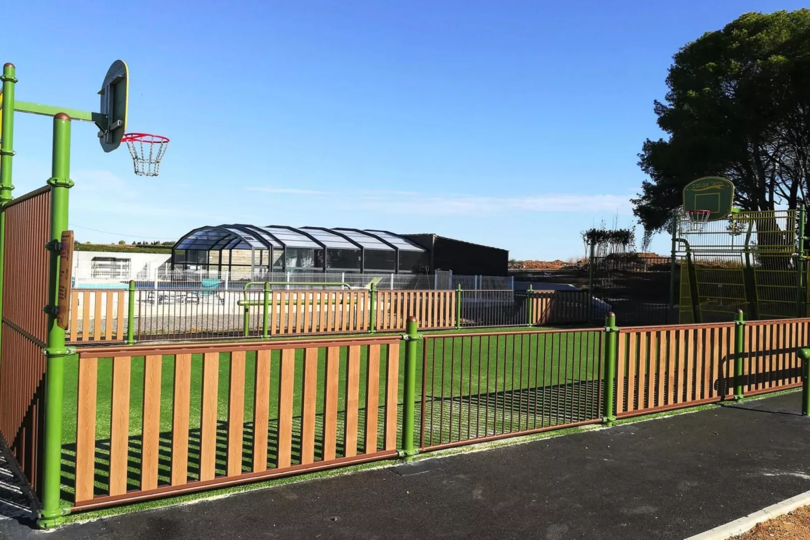 Chalet in Pomérols-Gardens in summer